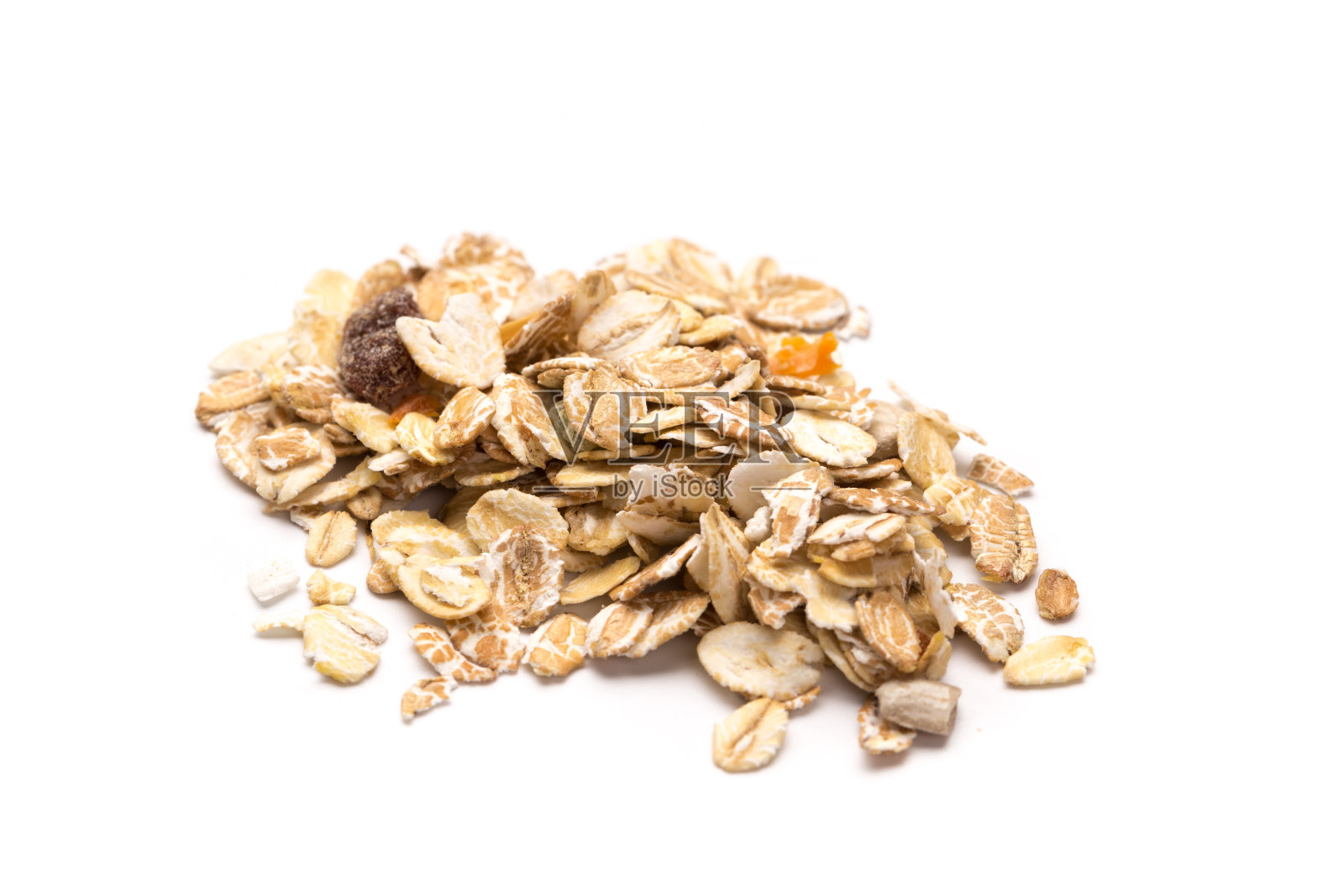 燕麦片，葡萄干，椰子，菠萝和香蕉片孤立在白色的背景。用于燕麦片或格兰诺拉麦片的包装设计。照片摄影图片