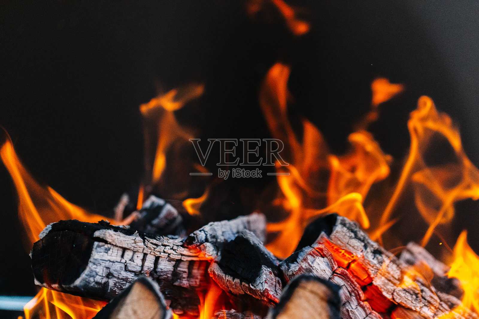 在烧烤或烧烤时烧木柴。街道上一场大火的照片照片摄影图片