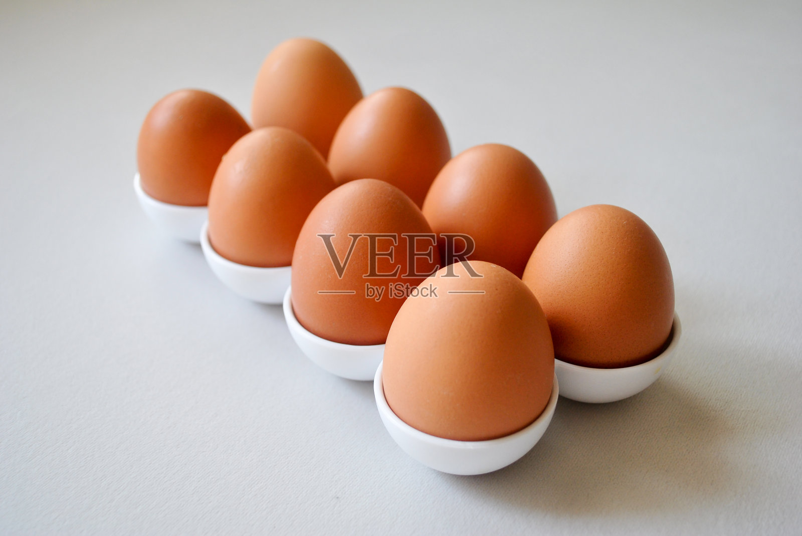 白色背景下的棕色鸡蛋照片摄影图片