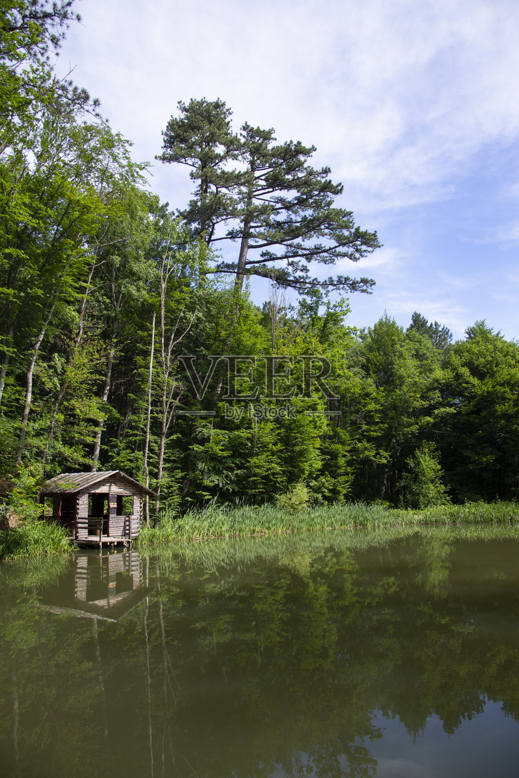 克里米亚湖边的老渔棚照片摄影图片