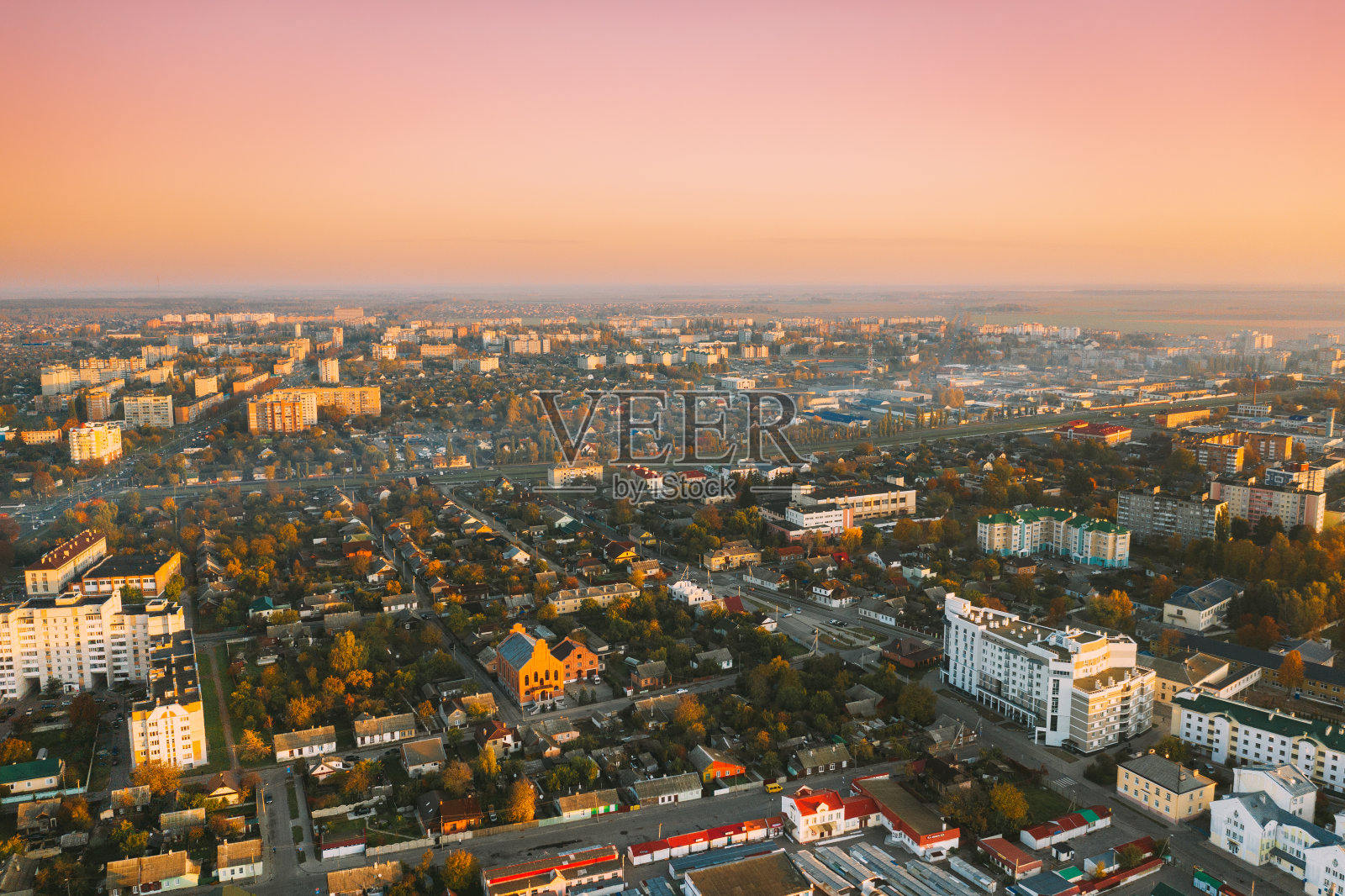 白俄罗斯布列斯特地区的平斯克。平斯克城市天际线在秋天的早晨。鸟瞰住宅区和市中心照片摄影图片