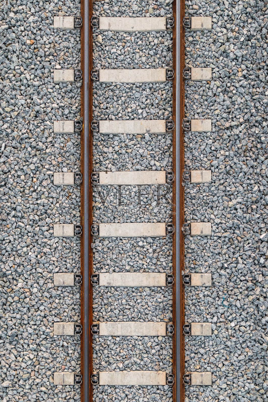 石头上的铁条，还有水泥条。方位的对称平面。鸟瞰。照片摄影图片