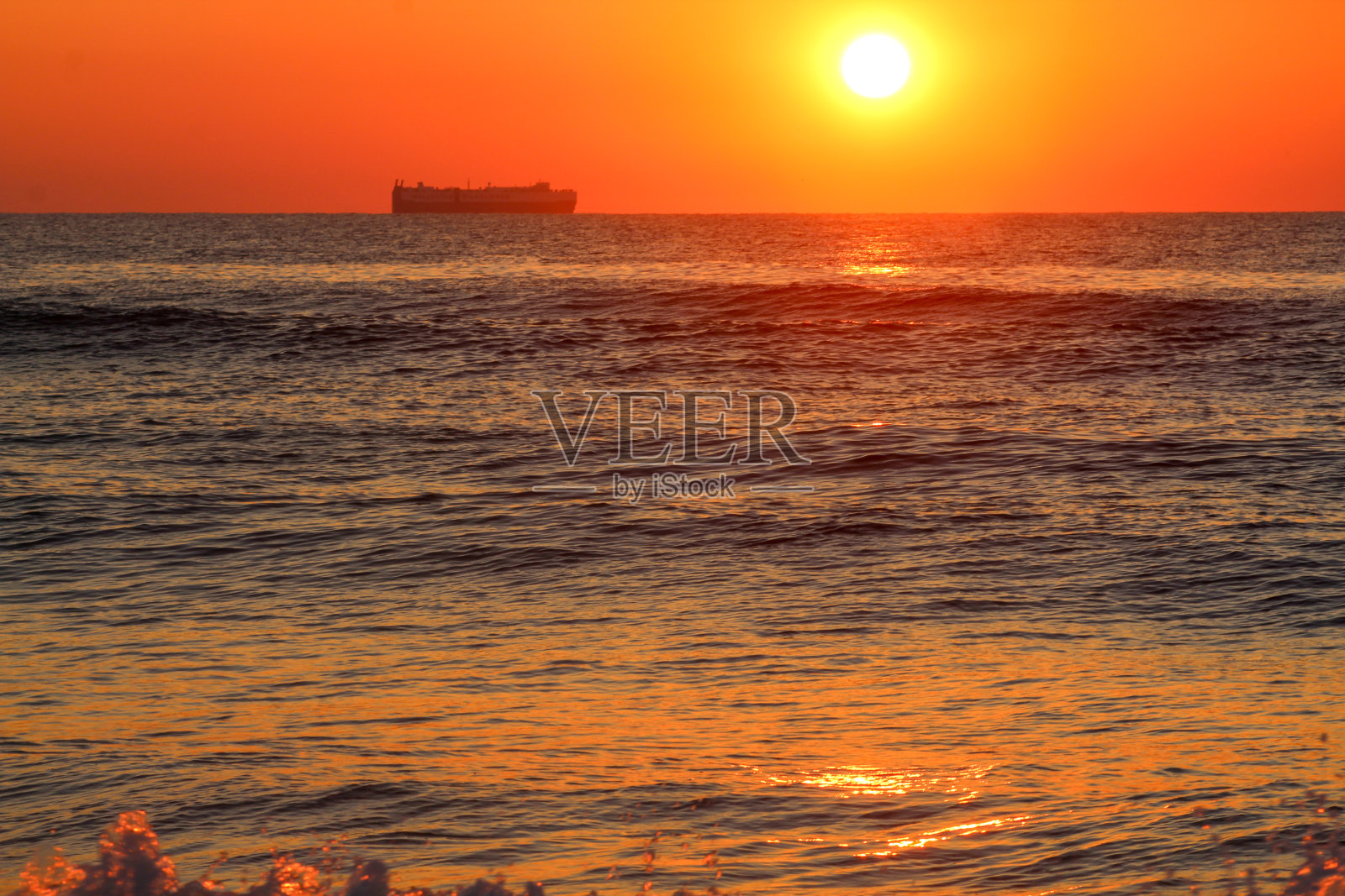 货船日出启航照片摄影图片