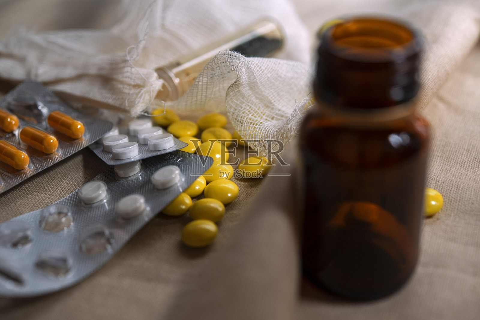 装有药物和药丸的玻璃瓶照片摄影图片