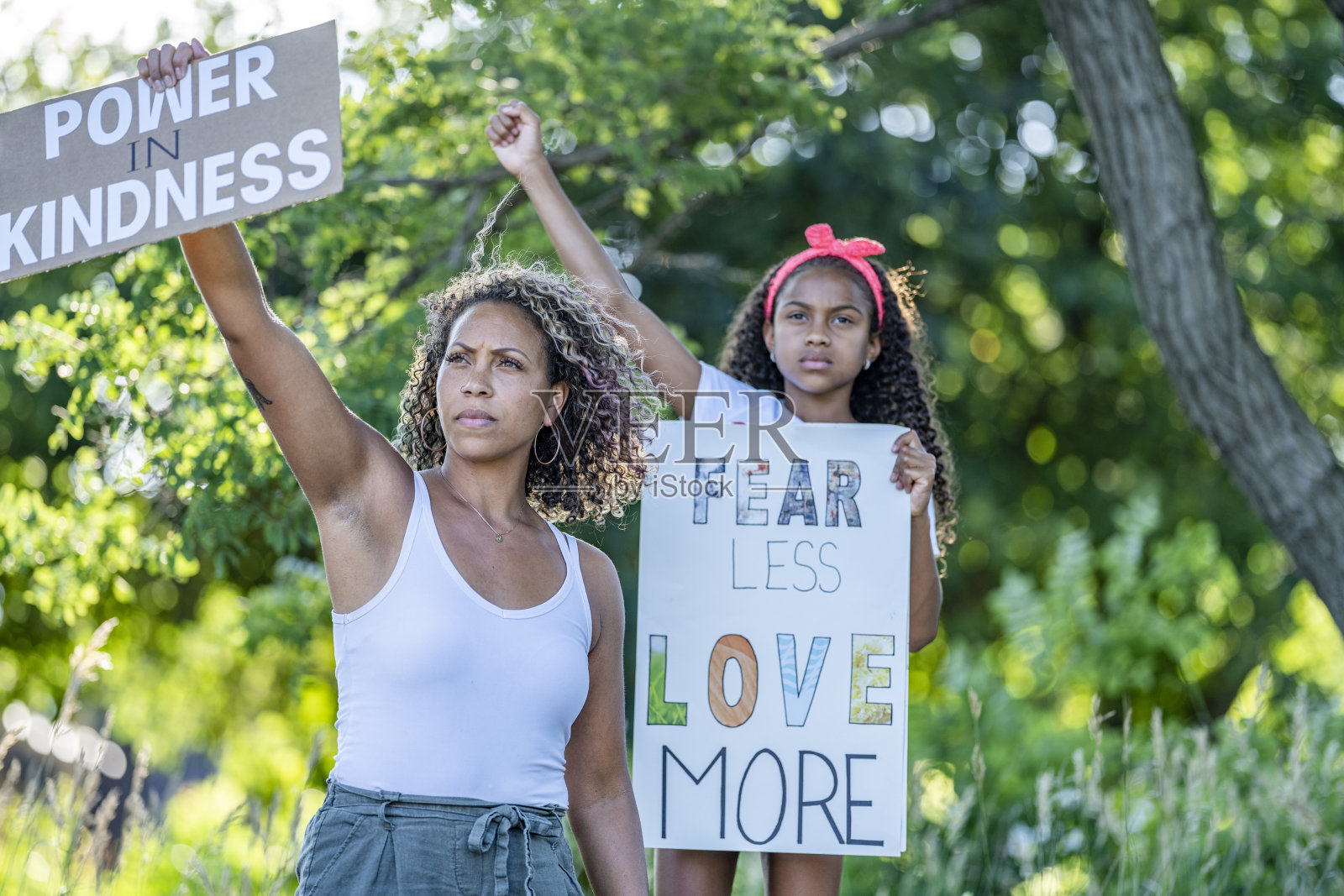 非裔美国人母亲和女儿举着抗议标语照片摄影图片