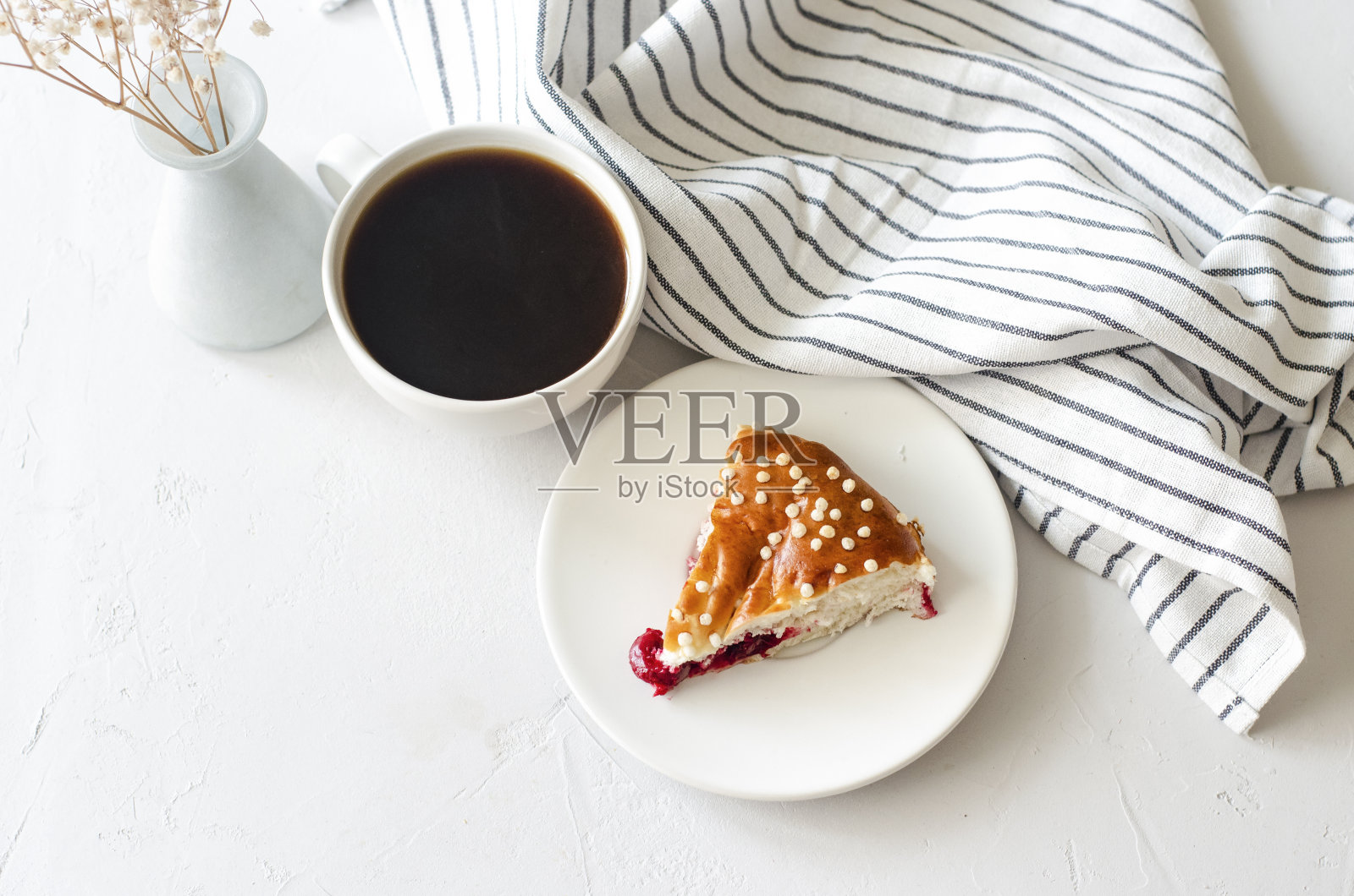 一片樱桃派和咖啡照片摄影图片