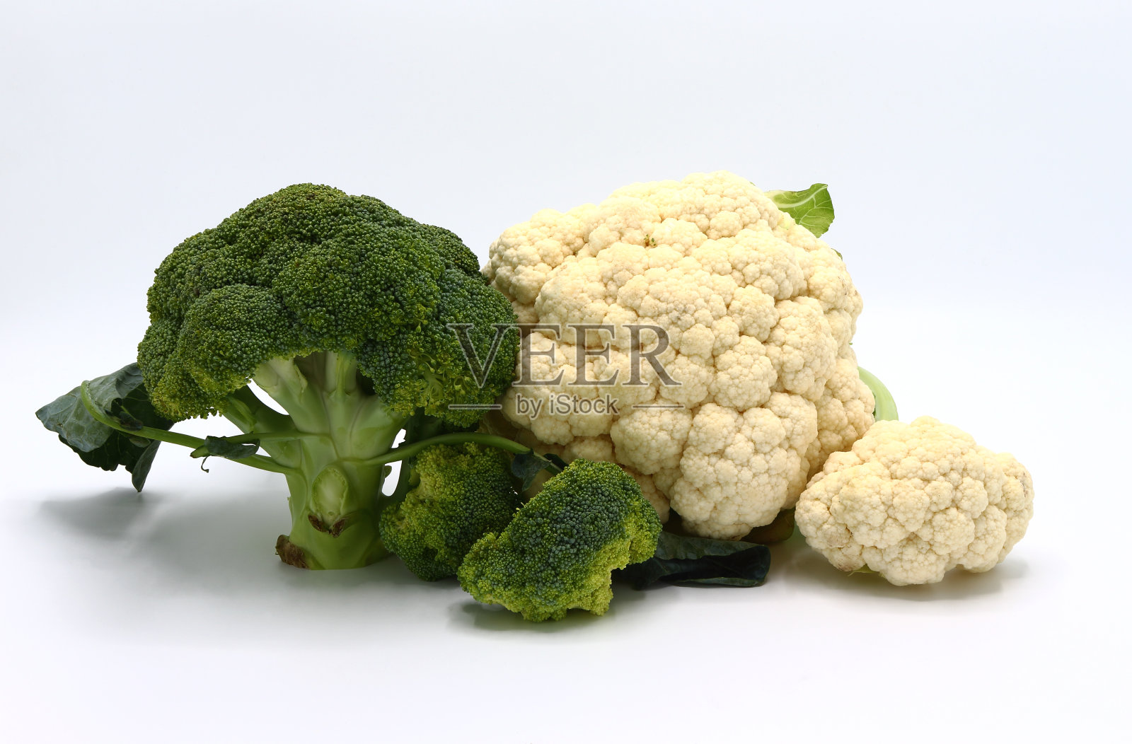 生花椰菜和花椰菜在一个较轻的背景。自然的产品。照片摄影图片