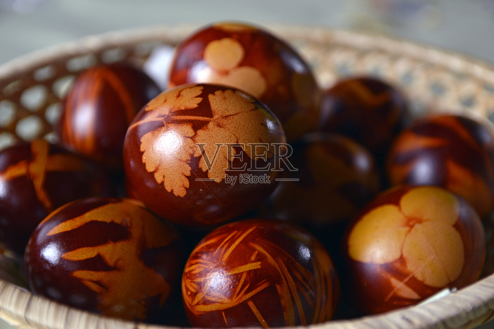 用洋葱皮染色的复活节彩蛋照片摄影图片