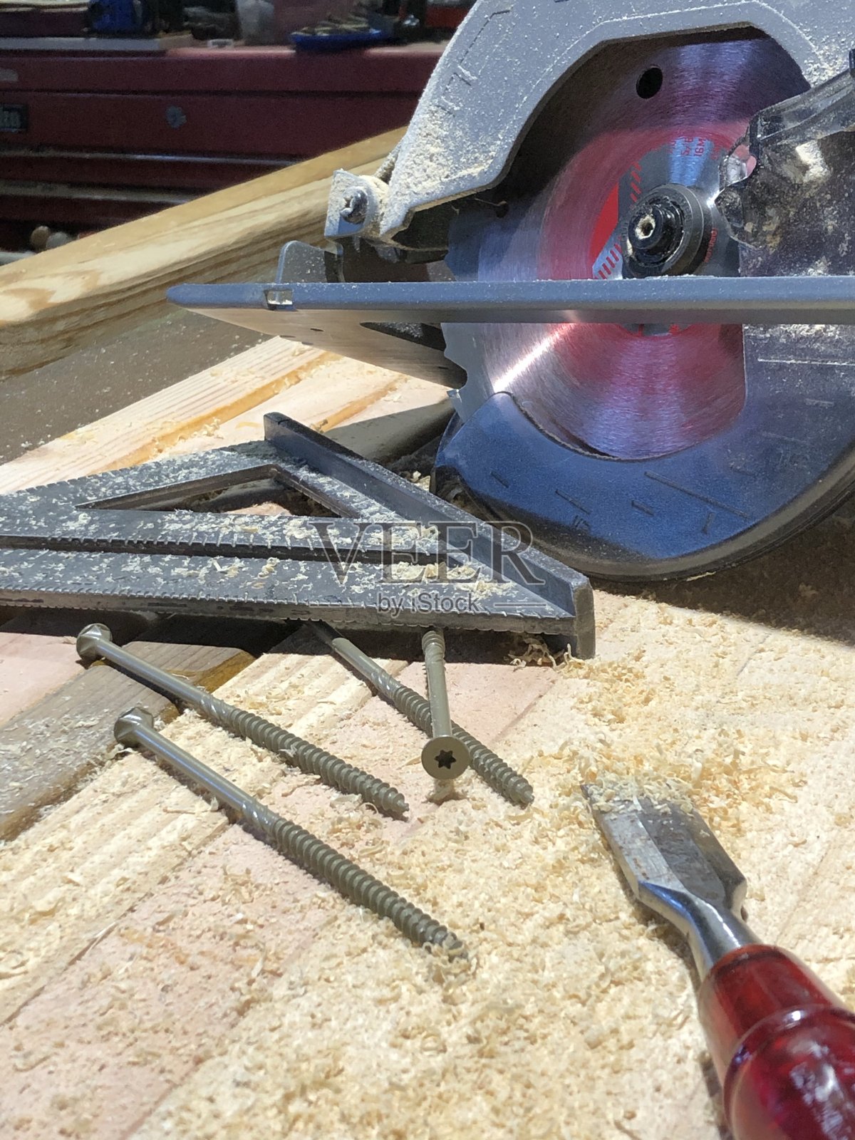 带方形和凿子的圆锯照片摄影图片