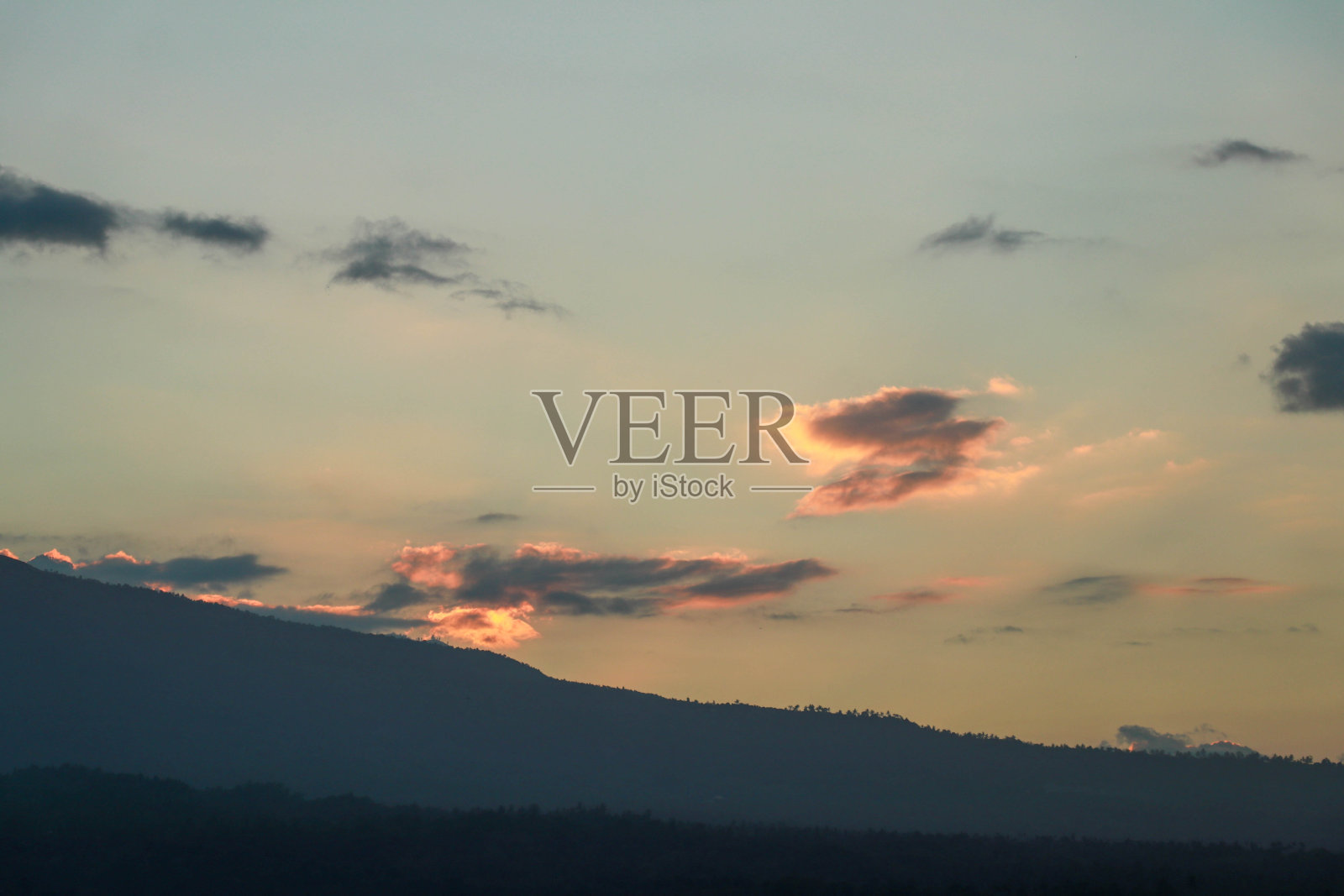 日落在山上。橙色日出与云照片摄影图片