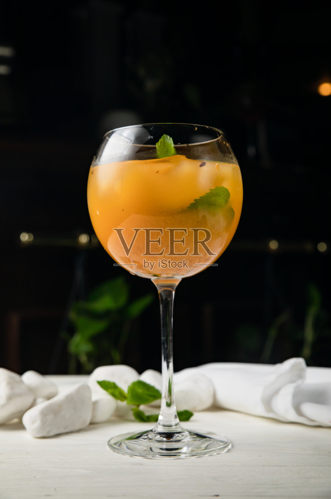 加冰的酒精鸡尾酒。照片摄影图片