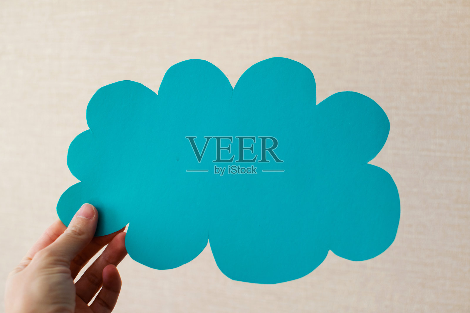 抽象的蓝色纸云在一个明亮的背景与复制的spase。纸云背景与地方的文本。照片摄影图片