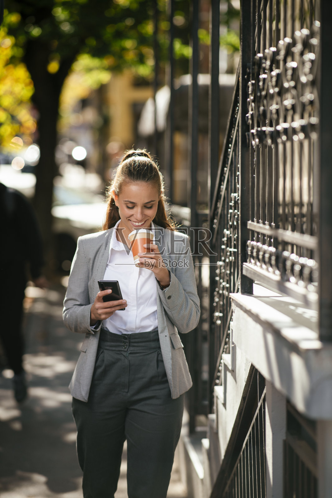 年轻的女商人在喝咖啡休息时间打电话。照片摄影图片