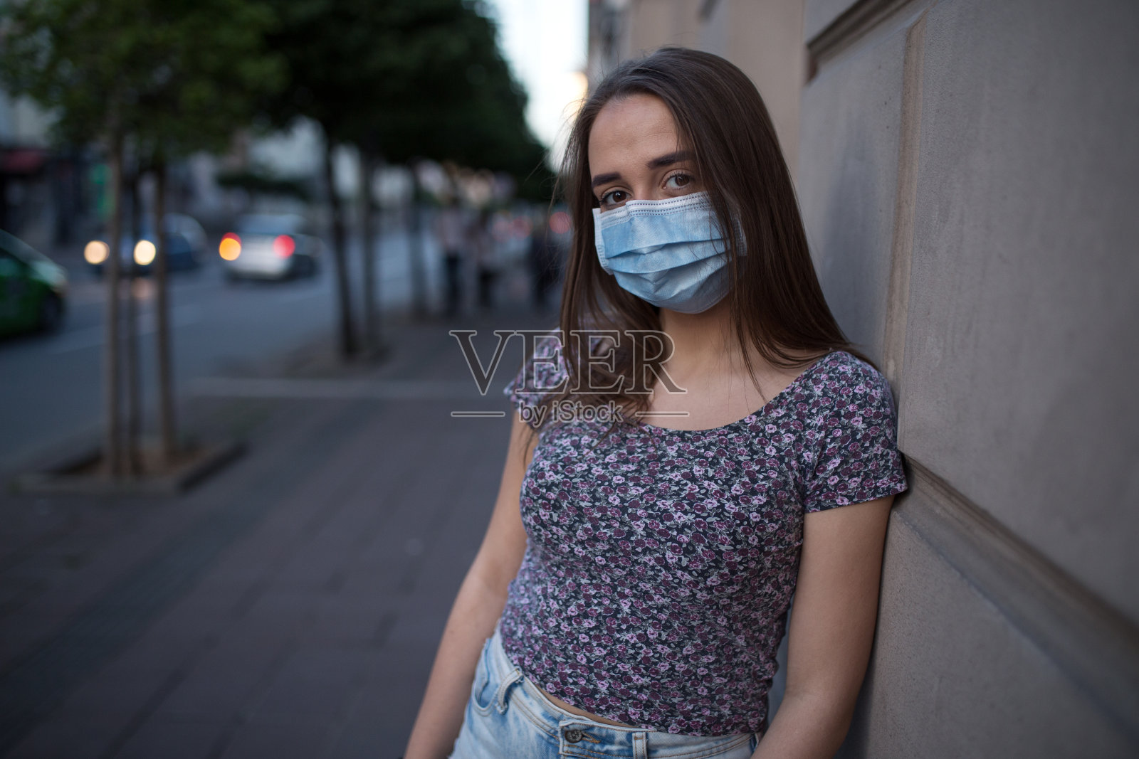 年轻漂亮的女人戴着防护面具在街上照片摄影图片