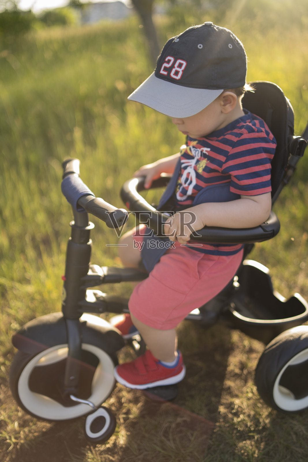 坐在自行车上的男孩照片摄影图片