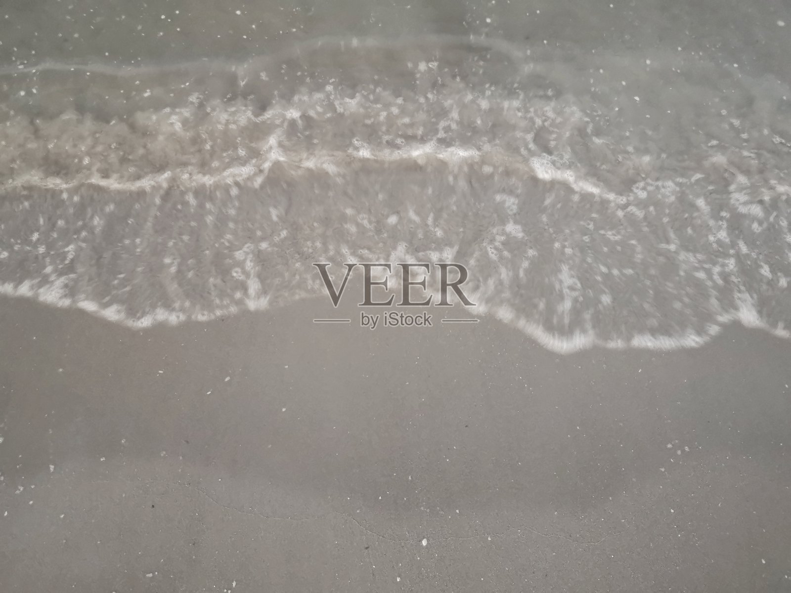 海浪拍打着沙滩照片摄影图片