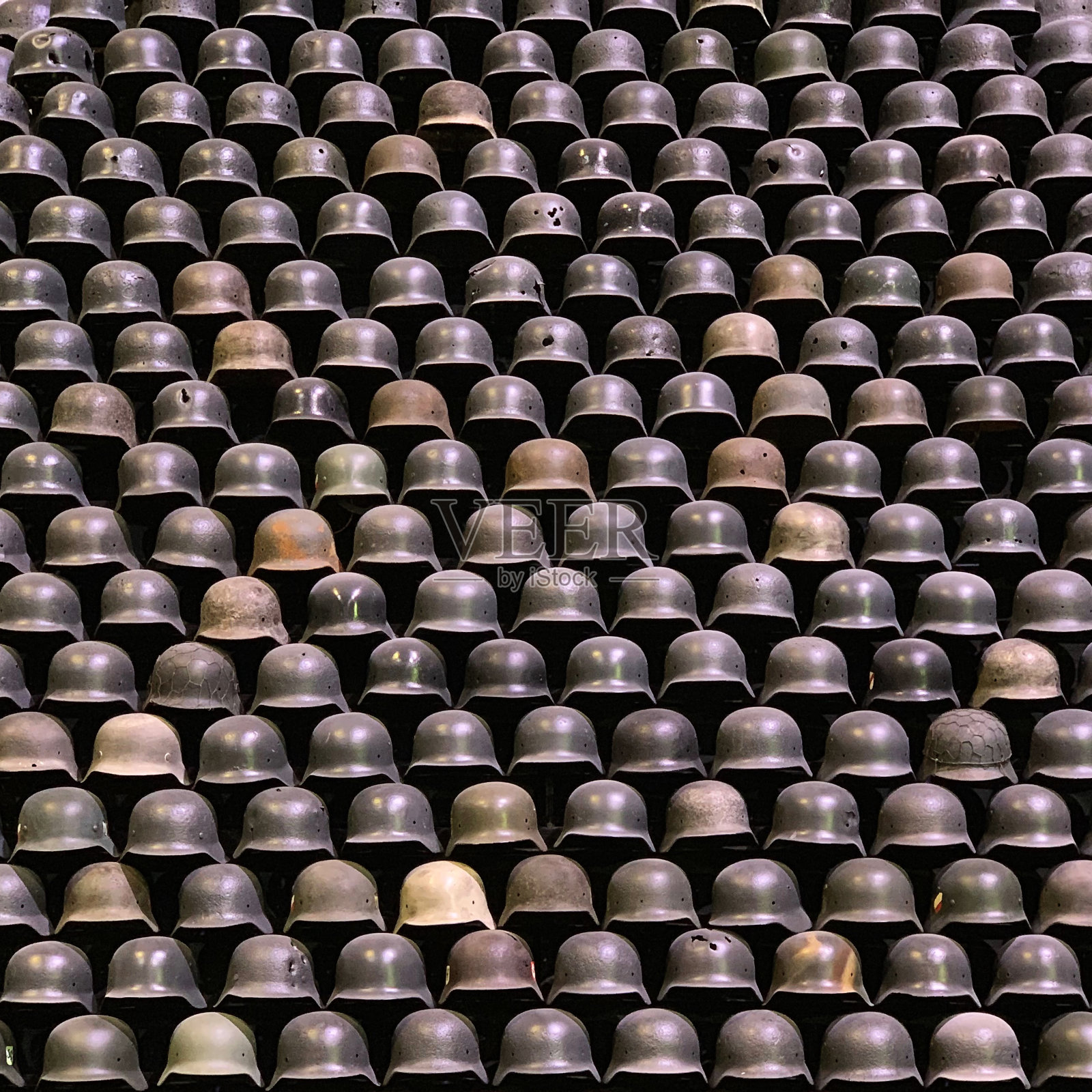 金字塔由大量的军用头盔组成照片摄影图片