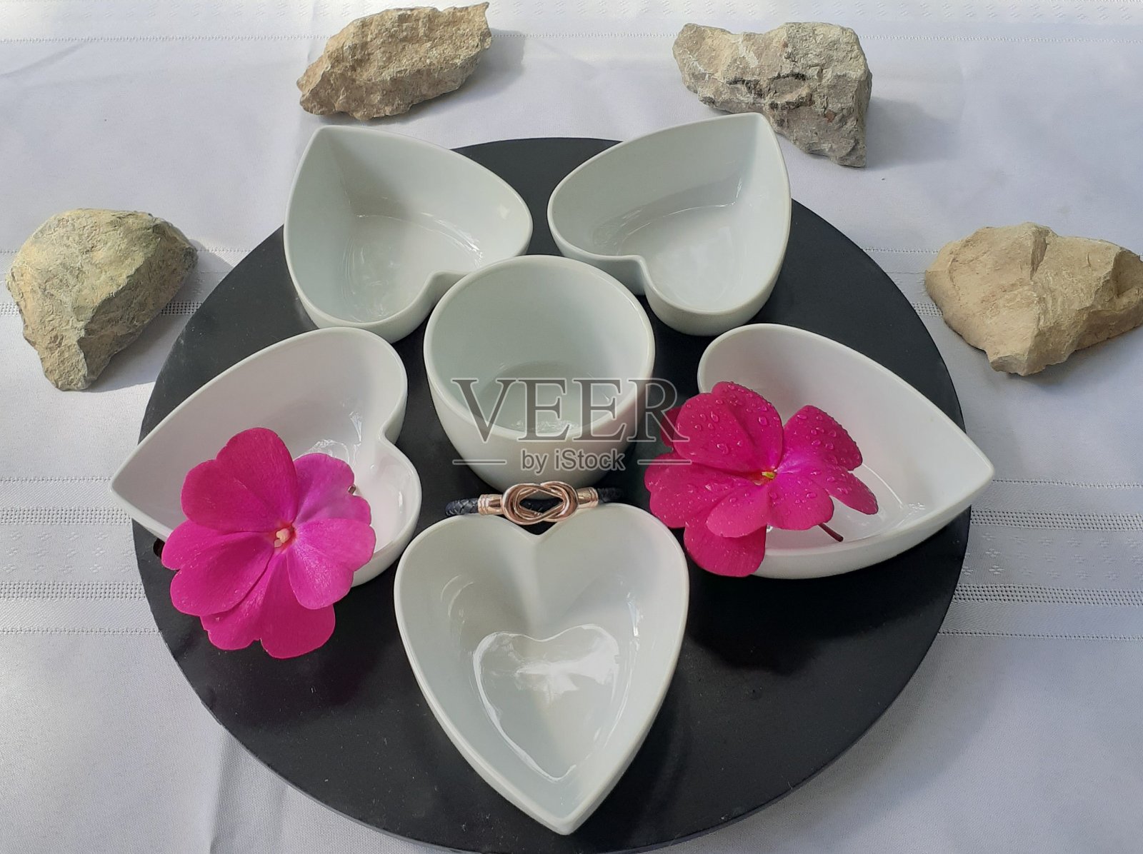 爱的礼物在桌子上照片摄影图片