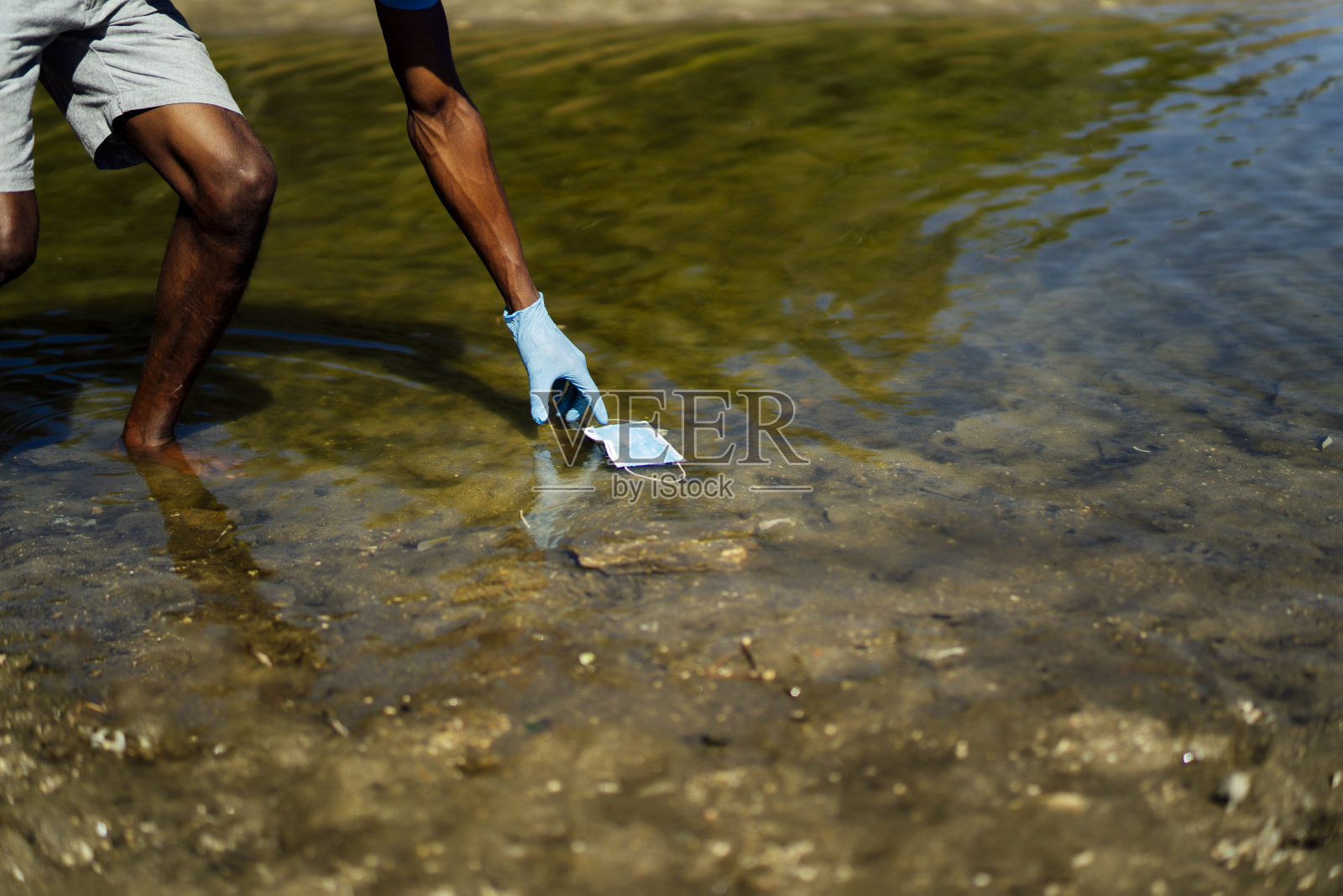 正在清理河流的年轻人照片摄影图片