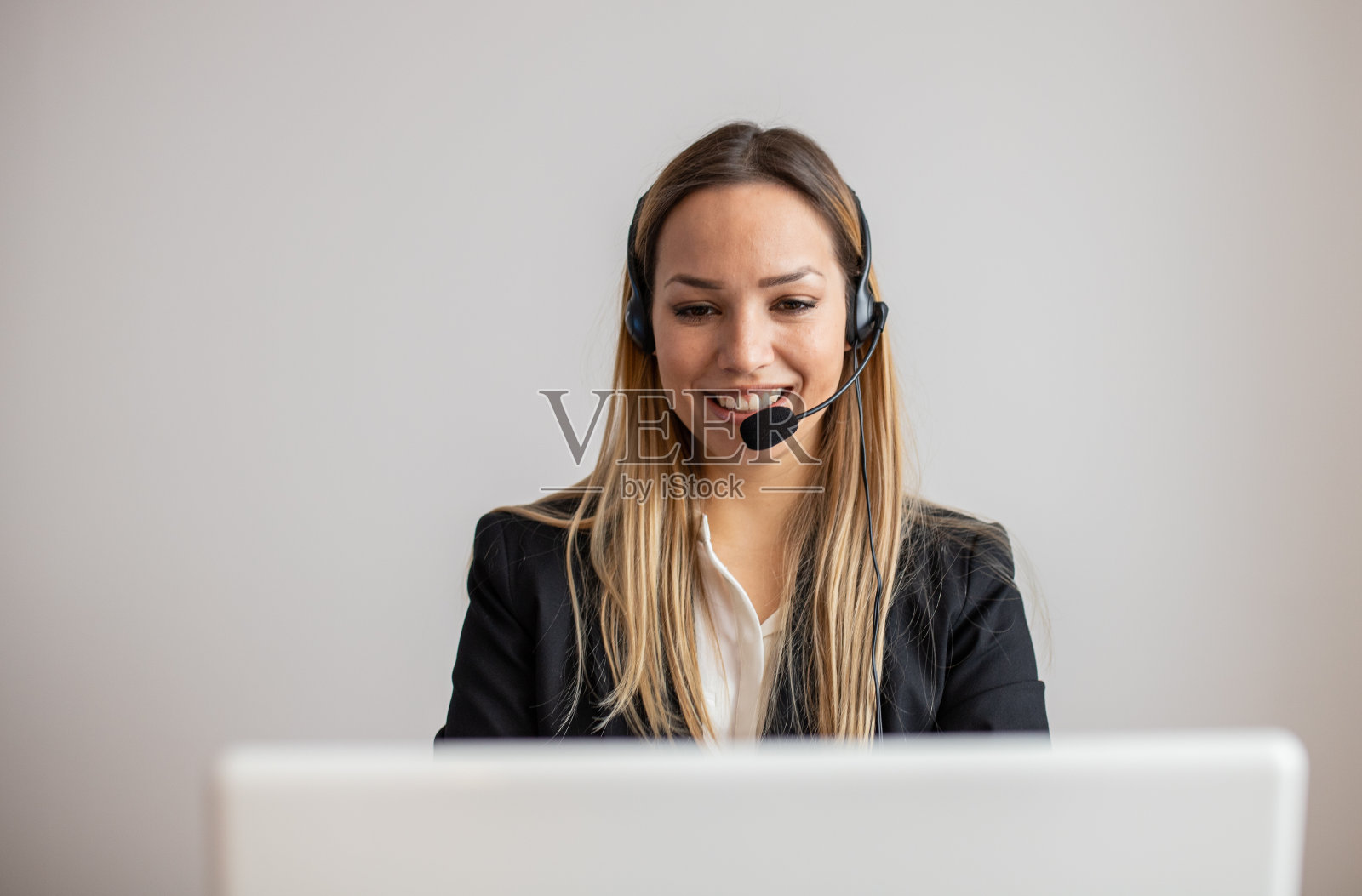 在呼叫中心工作的年轻女性。办公室里的客服女士照片摄影图片