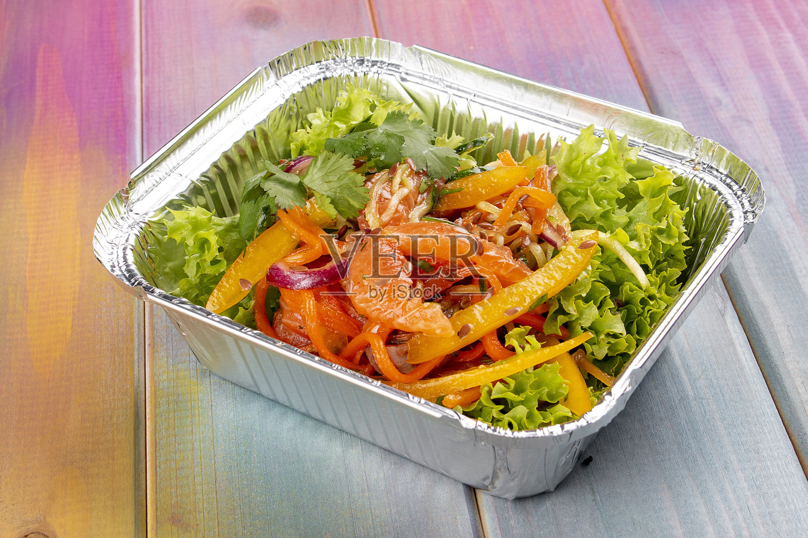 颜色背景的容器里有烤蔬菜和葡萄柚的沙拉。外卖。饮食和健康食品。照片摄影图片