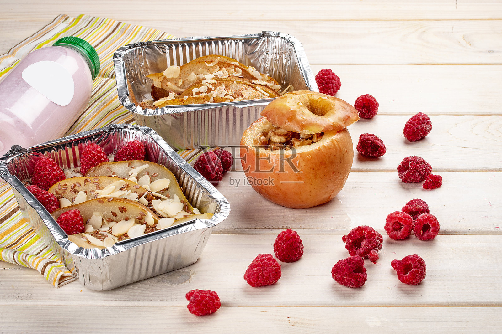 早餐有粥和烤水果，放在白色木制背景的容器里。外卖。饮食和健康食品。照片摄影图片