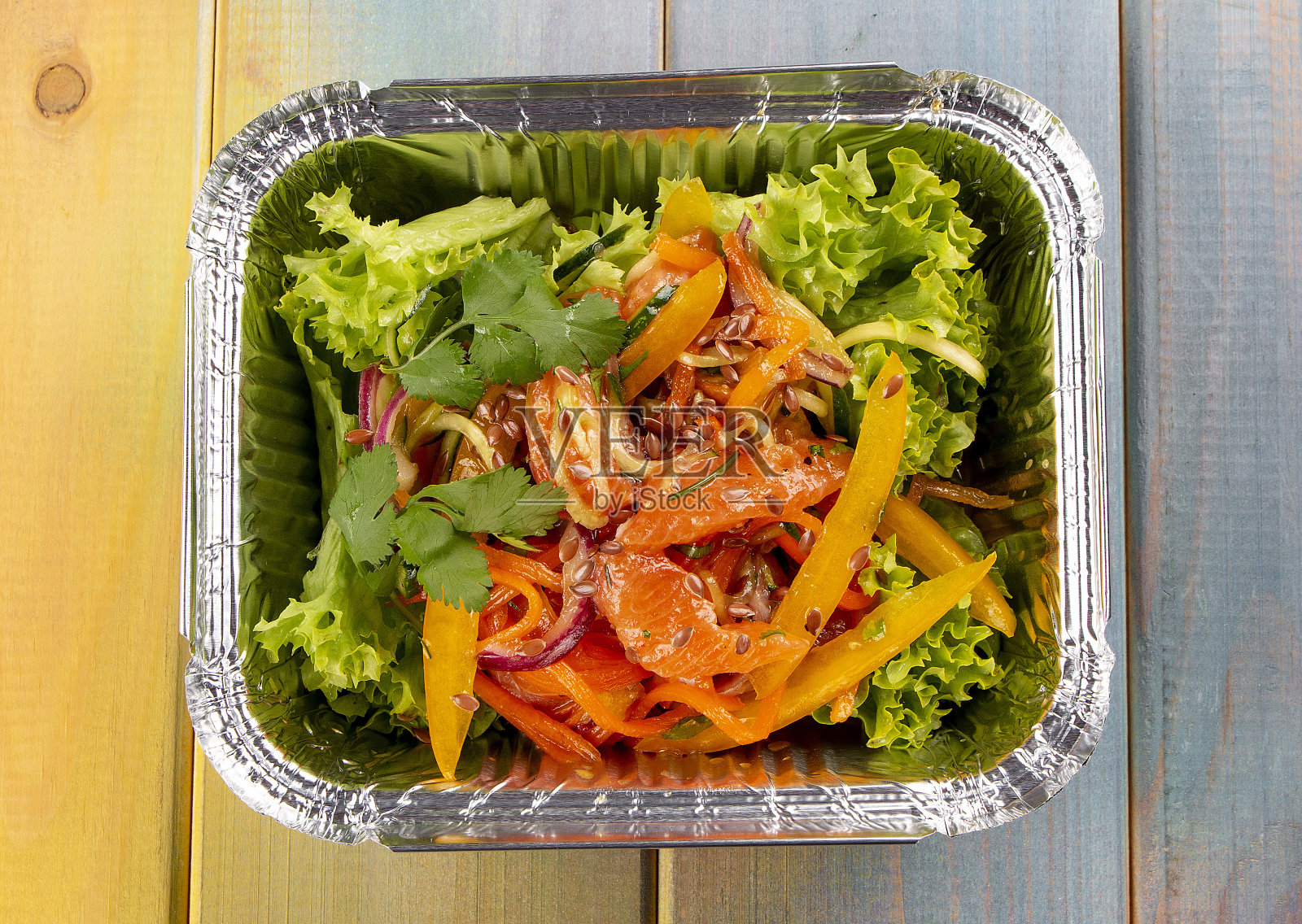 颜色背景的容器里有烤蔬菜和葡萄柚的沙拉。外卖。饮食和健康食品。照片摄影图片