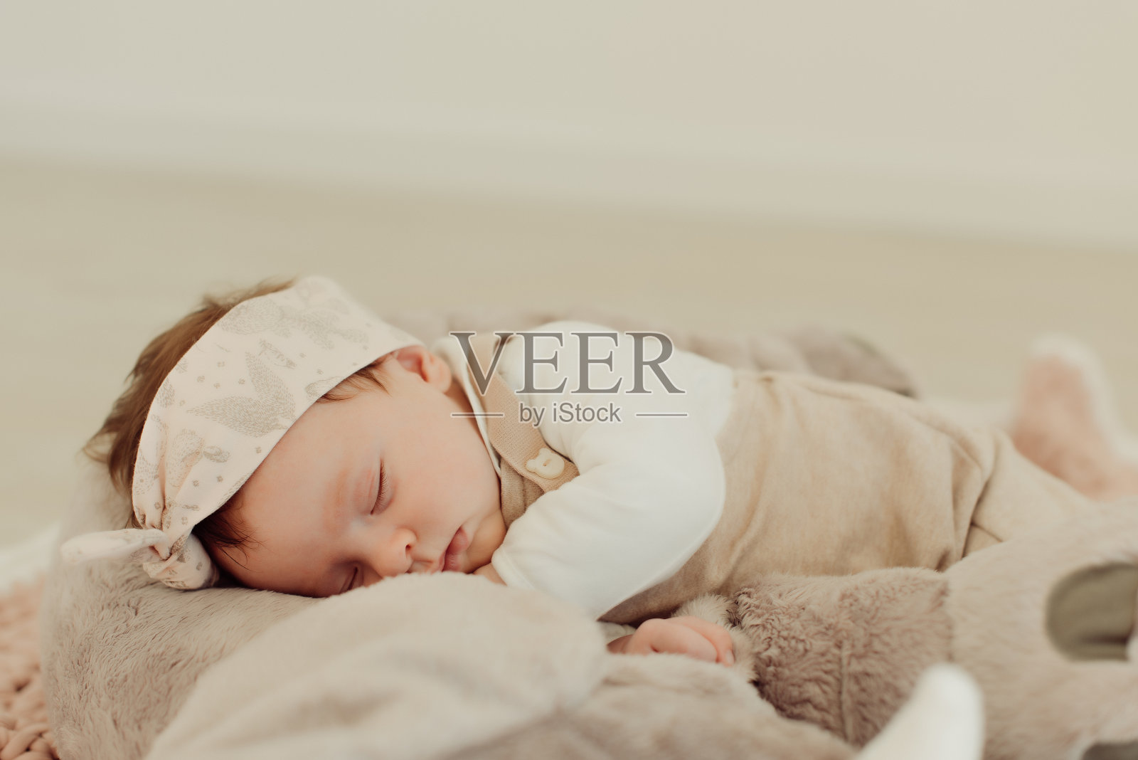 新生儿睡觉的肖像照片摄影图片