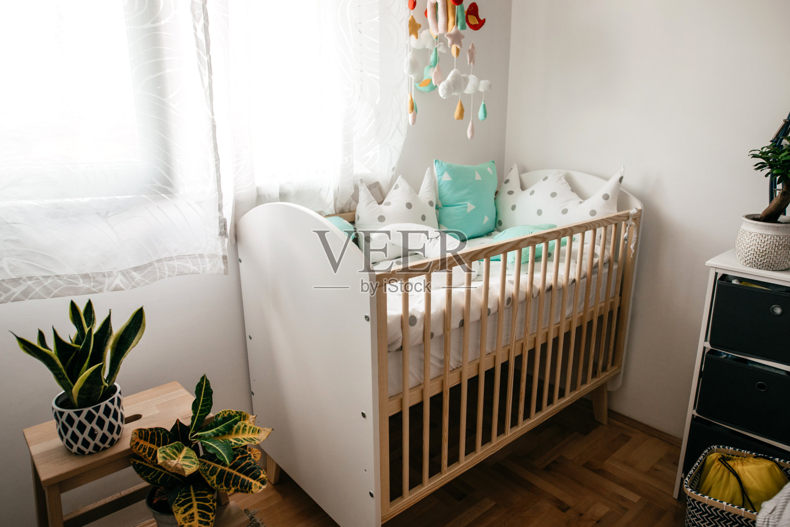 家中托儿所的空婴儿床照片摄影图片