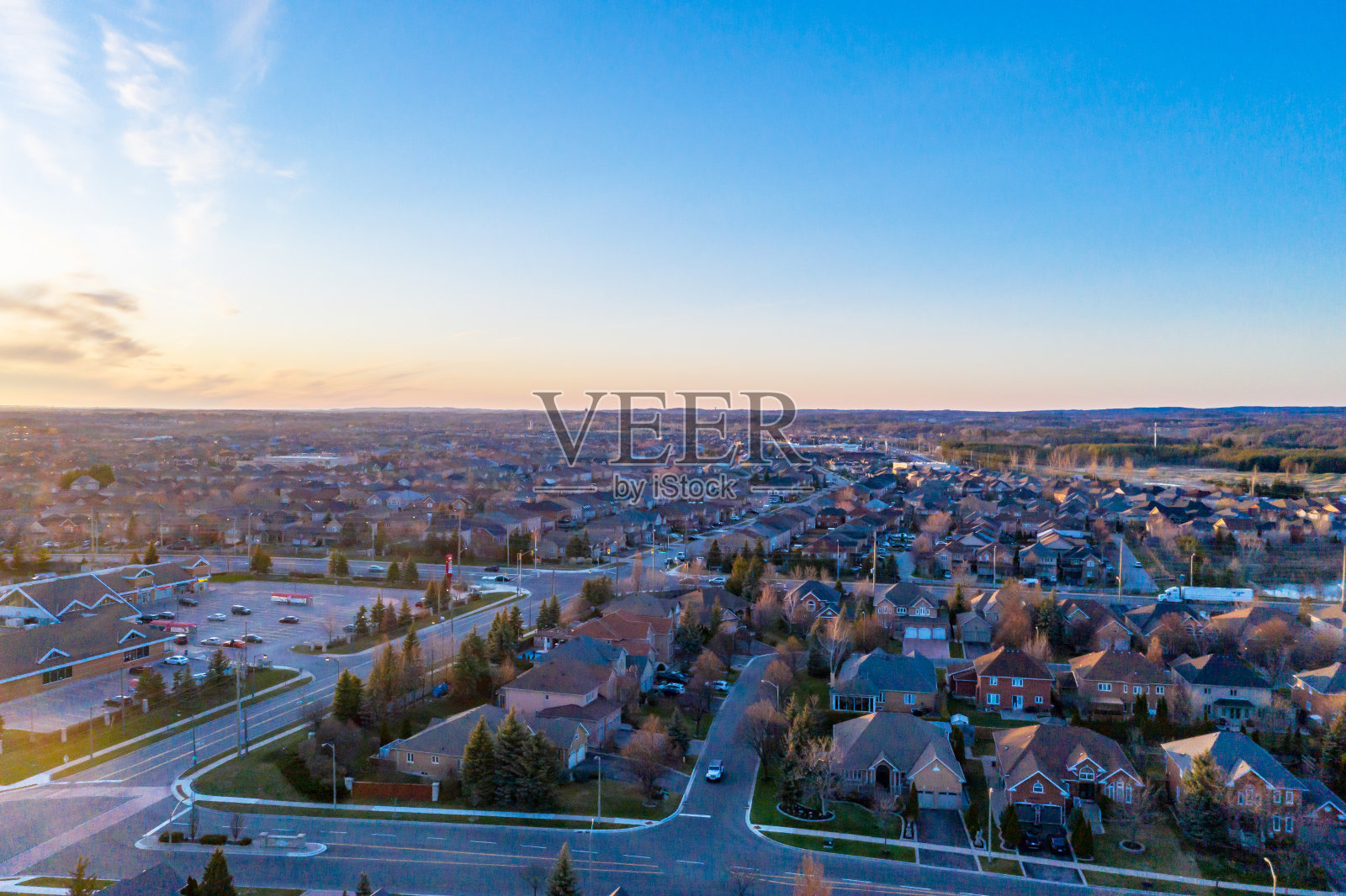 卢瑟福路和伊斯灵顿大街的鸟瞰图，位于Woodbridge的独立复式住宅在沃恩，安大略省，加拿大照片摄影图片