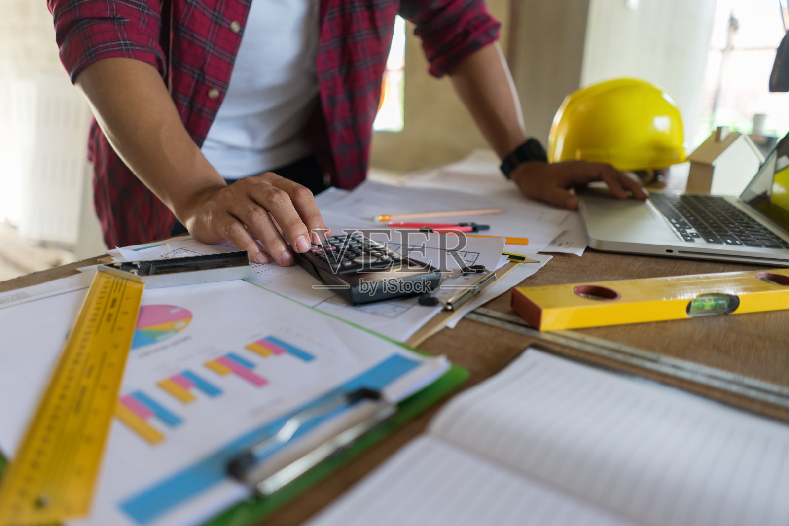 建筑师工作与笔记本电脑和蓝图，建筑计划与计算器在阁楼办公室，建筑设计，家庭或住宅城镇规划，工程工具草图建设项目照片摄影图片