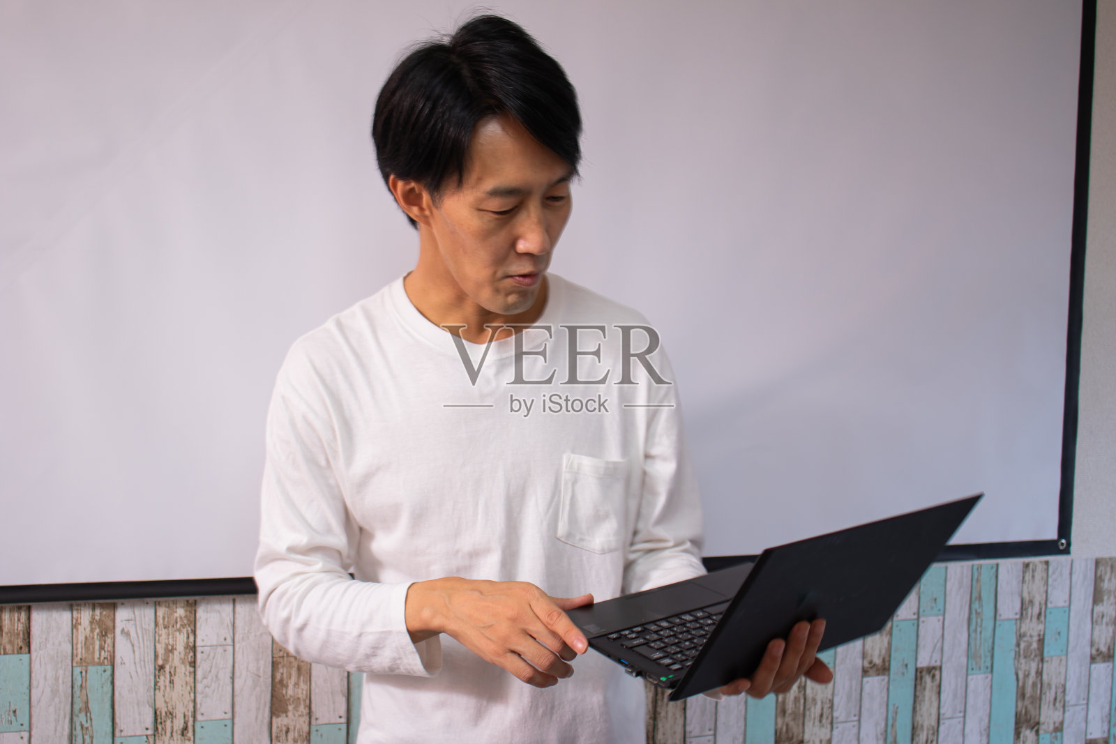 一个似乎喜欢远程工作的慈父(或父亲)。照片摄影图片