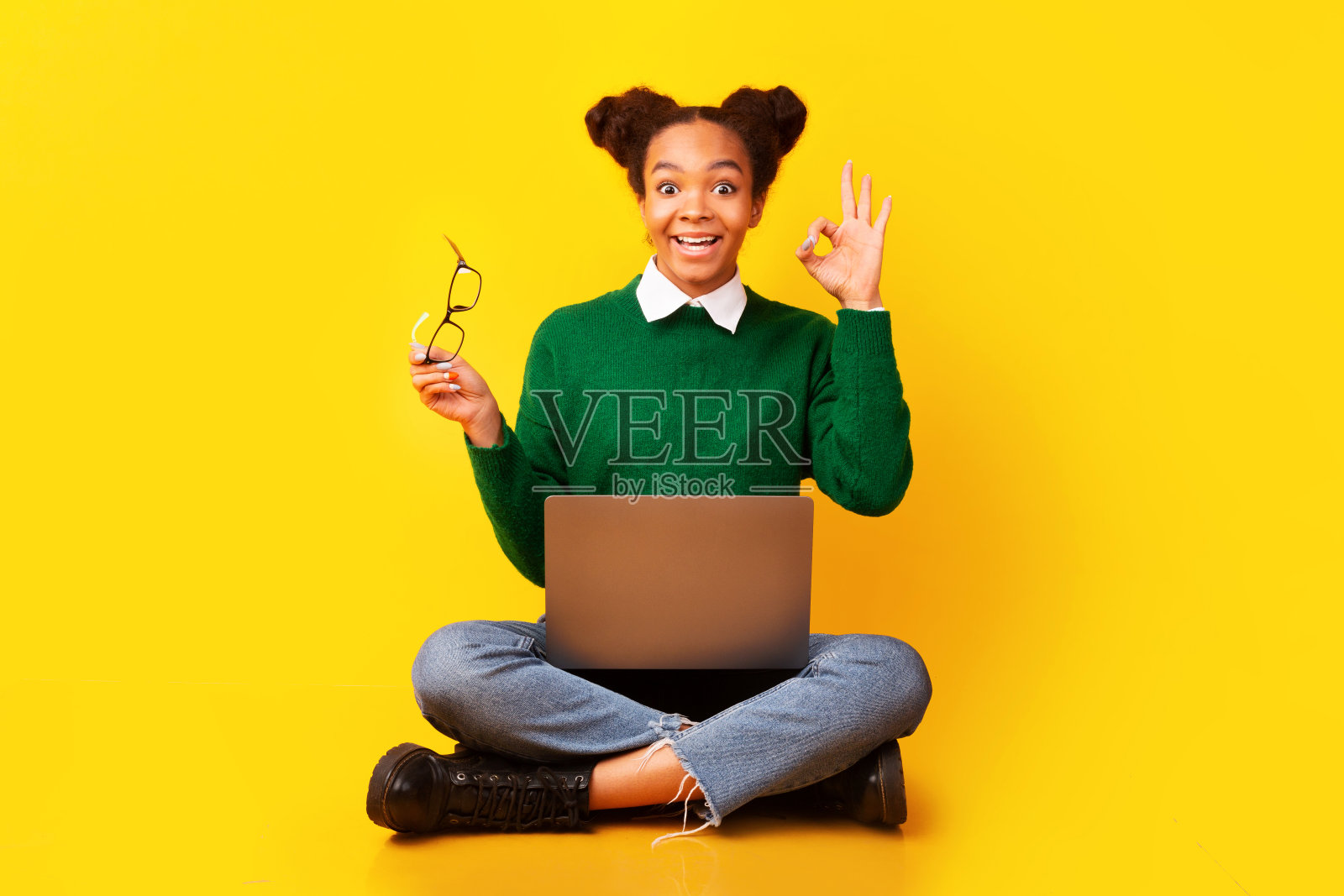 快乐的非洲少年显示ok手势照片摄影图片