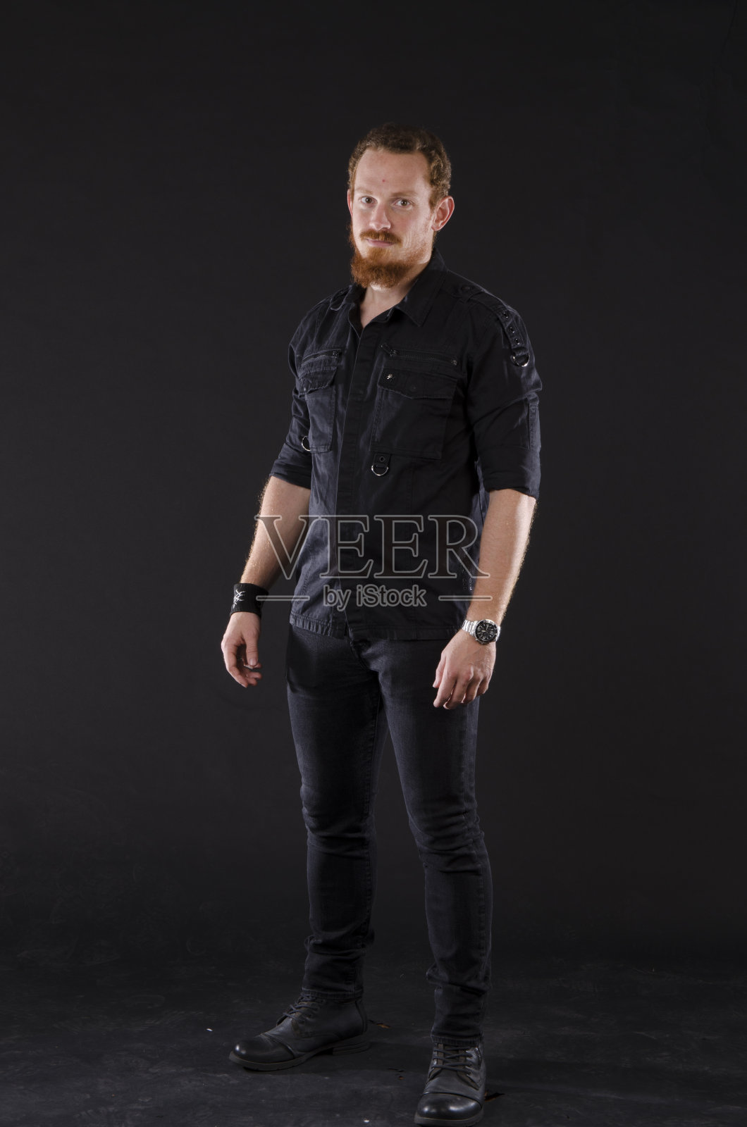 黑衣红发铁榔头照片摄影图片