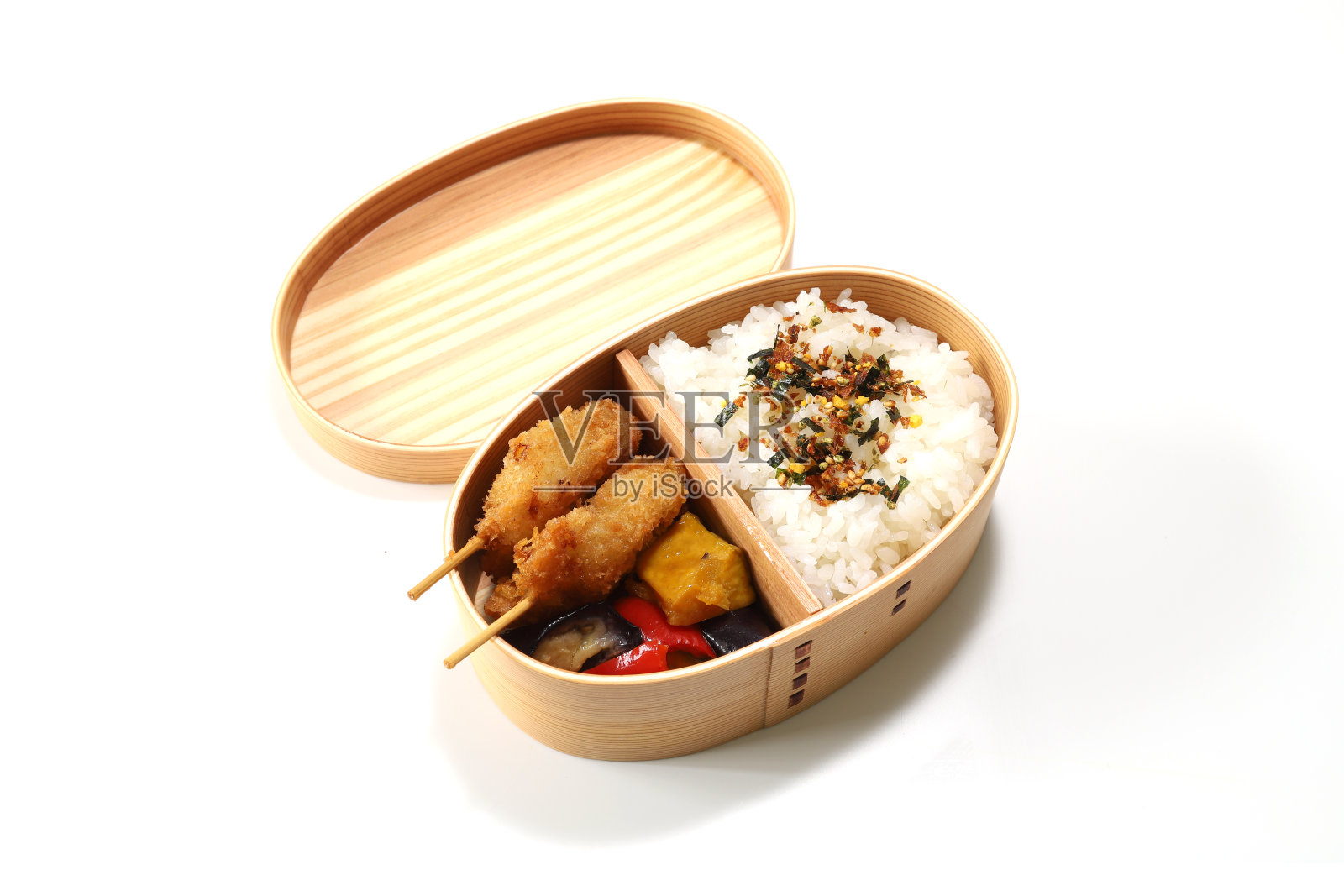 日本风格的午餐在木制午餐盒由雪松。照片摄影图片