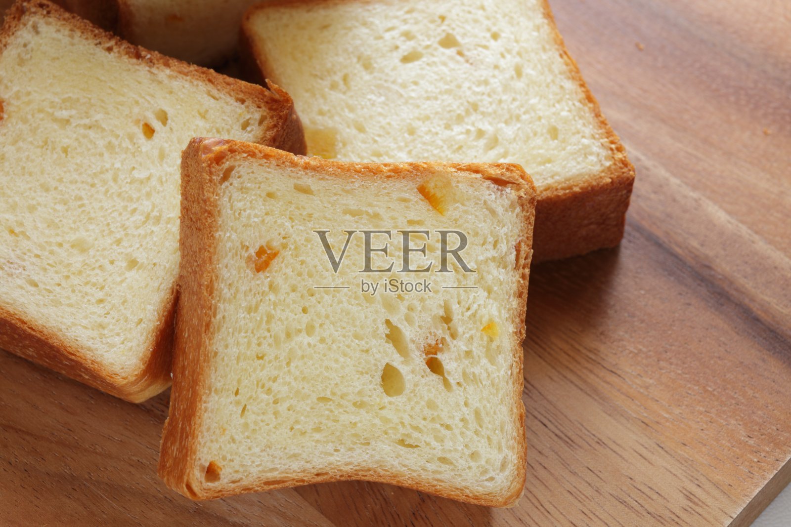 干橙子面包，切成薄片放在木板上照片摄影图片