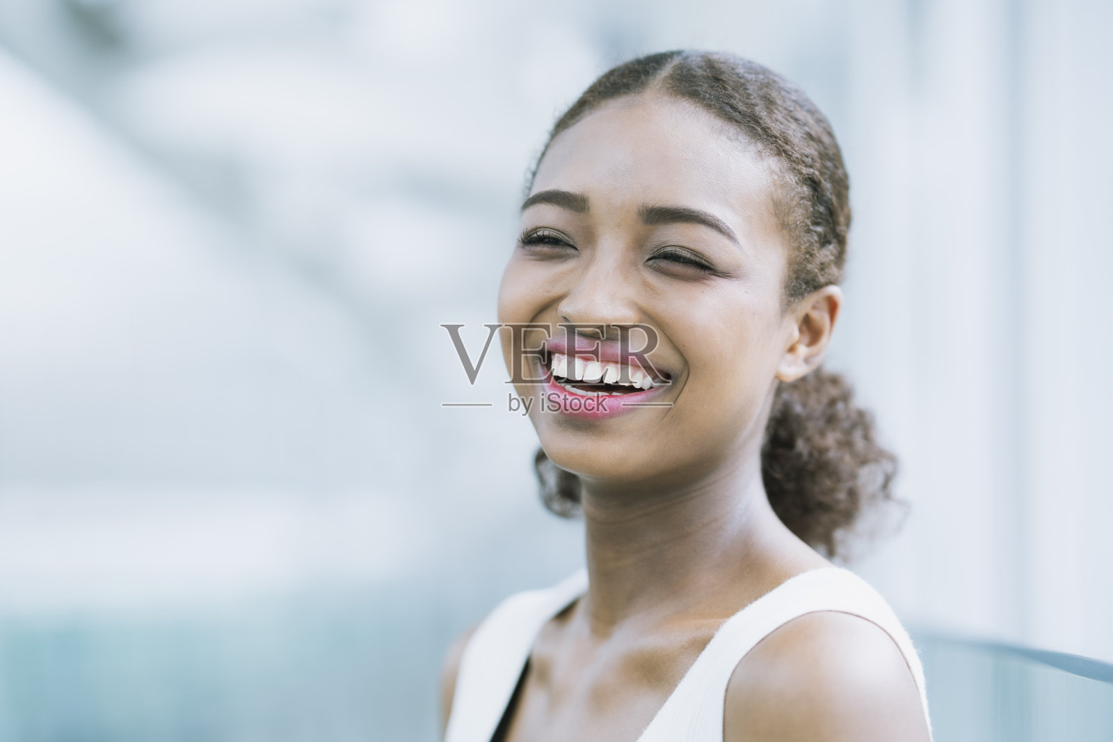 一个迷人的年轻女商人的肖像照片摄影图片