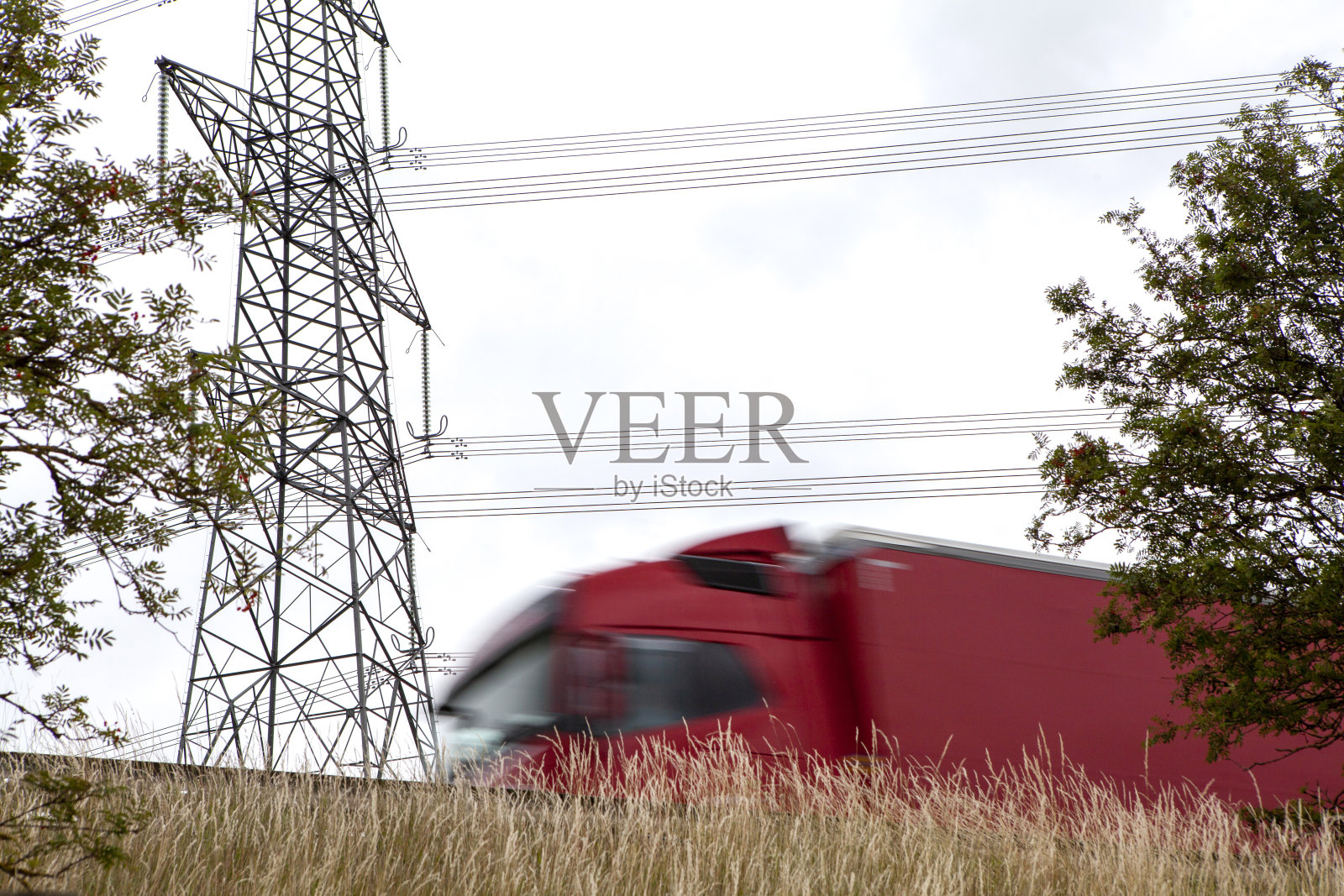 卡车与运动模糊从低角度与塔在背景照片摄影图片