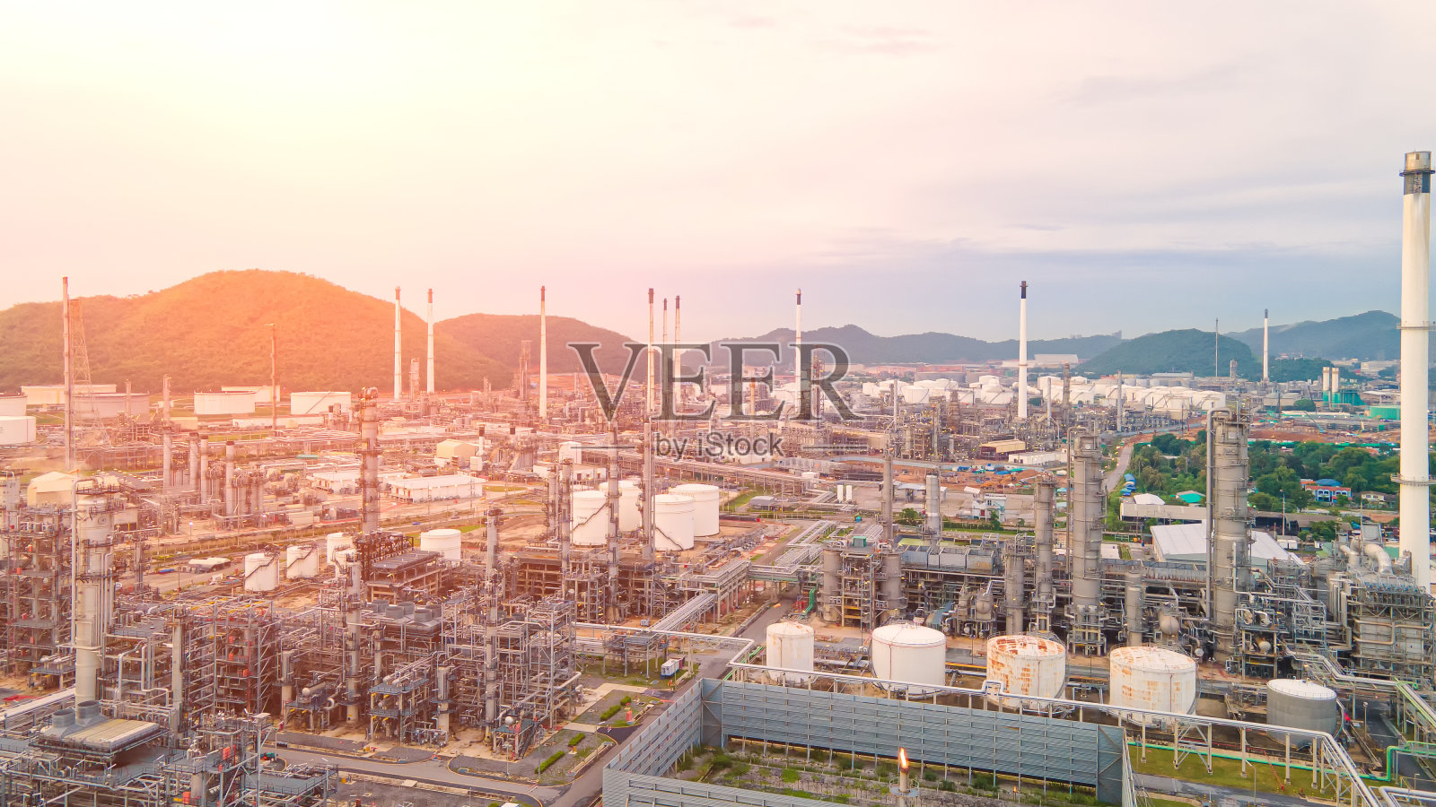 鸟瞰图炼油厂。炼油厂的工业景观形成工业区，日出和多云的天空。黄昏时分的泰国炼油厂和石化厂。炼油厂的背景。照片摄影图片