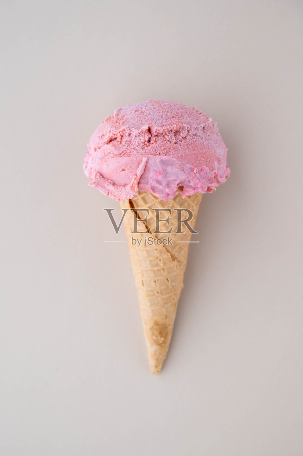 彩色背景上的草莓冰淇淋照片摄影图片