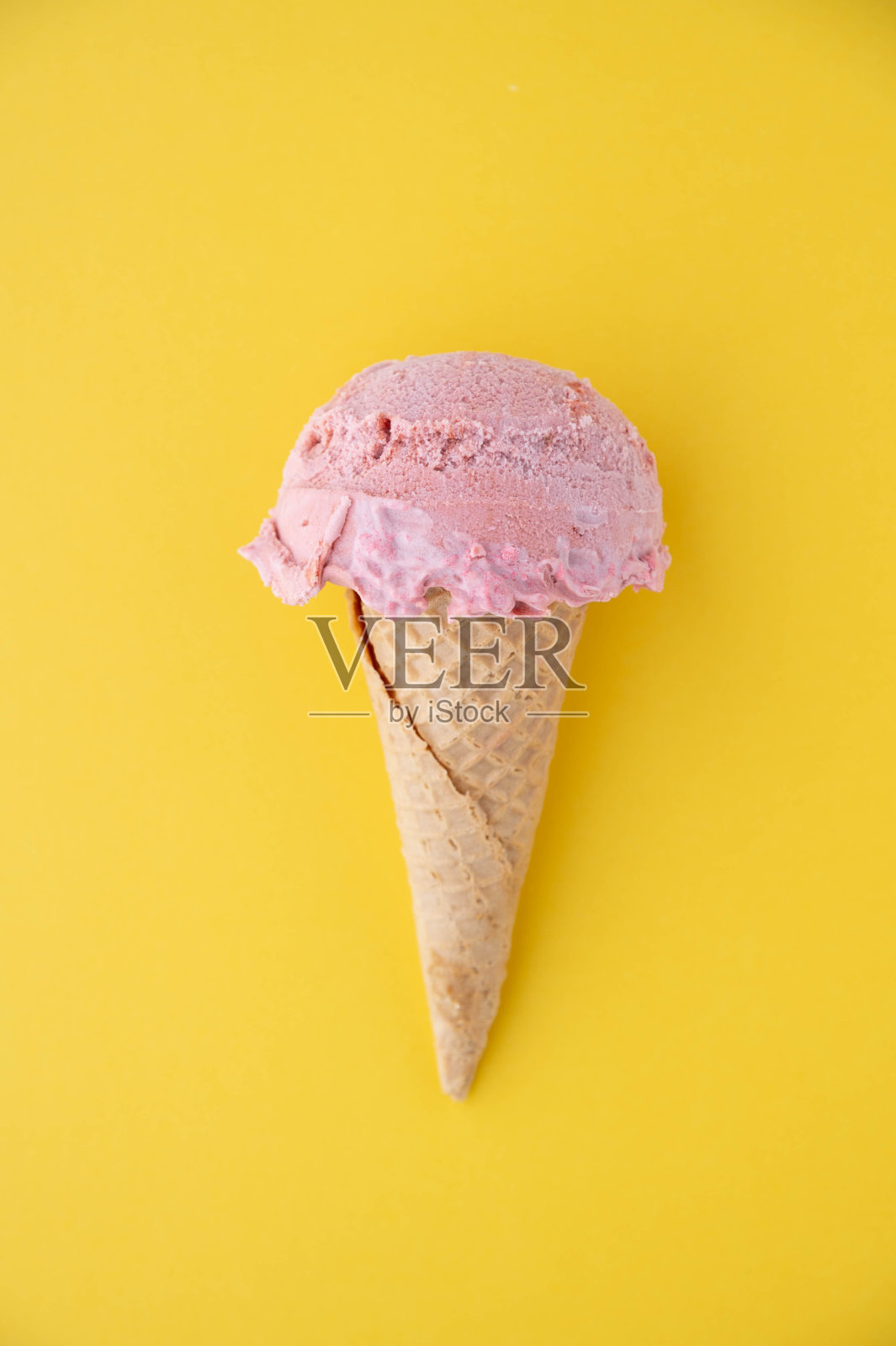 彩色背景上的草莓冰淇淋照片摄影图片