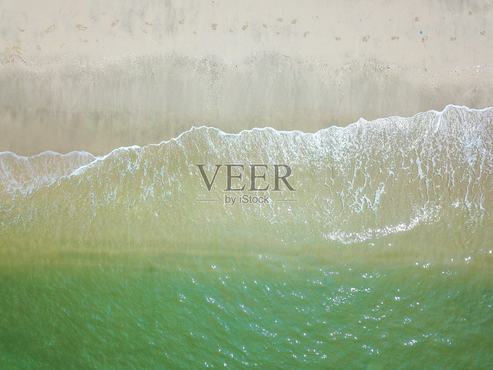 碧波荡漾在干净的沙滩上照片摄影图片