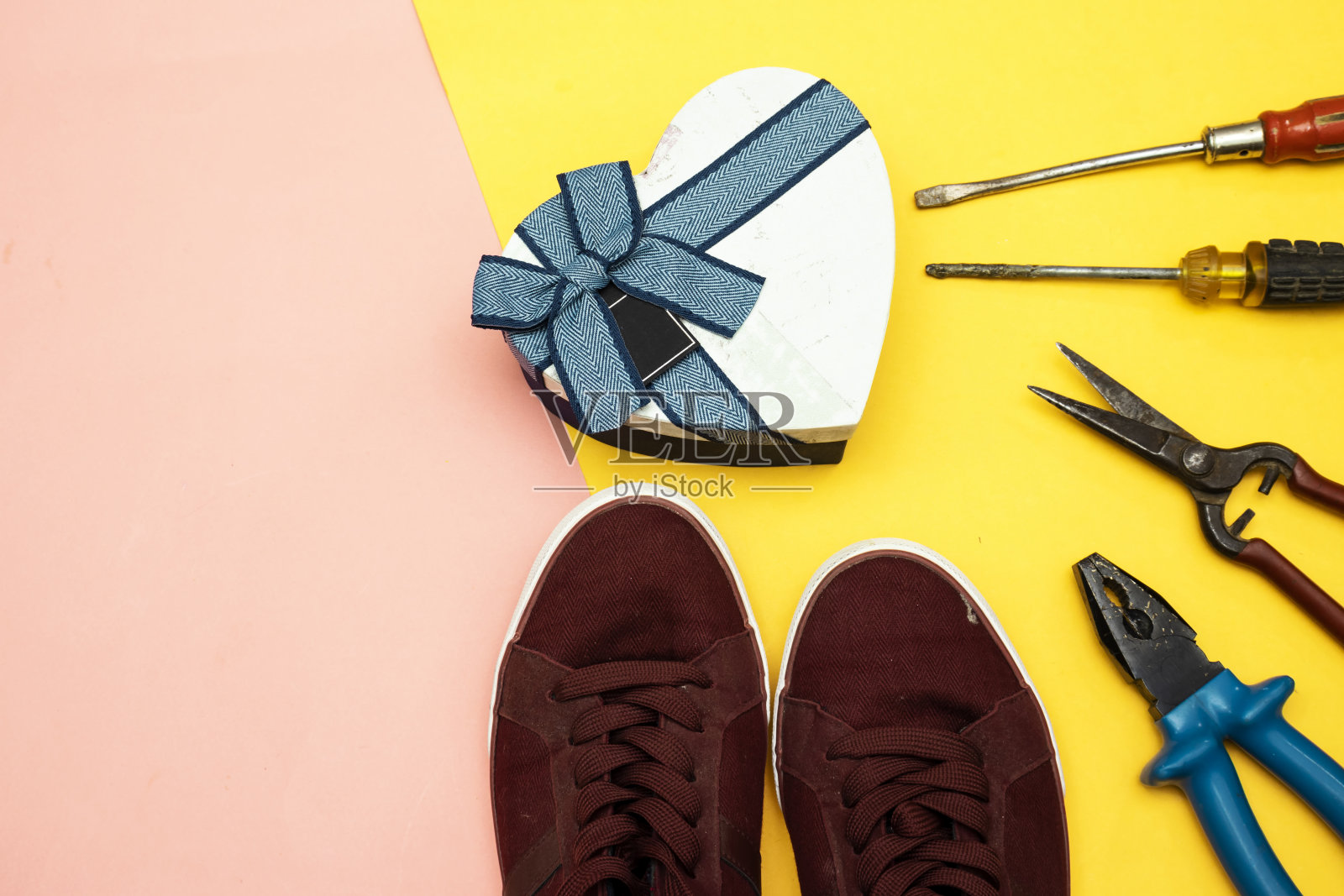 父亲节概念卡与男子的工作工具在彩色的背景和礼物心盒，男子运动鞋照片摄影图片