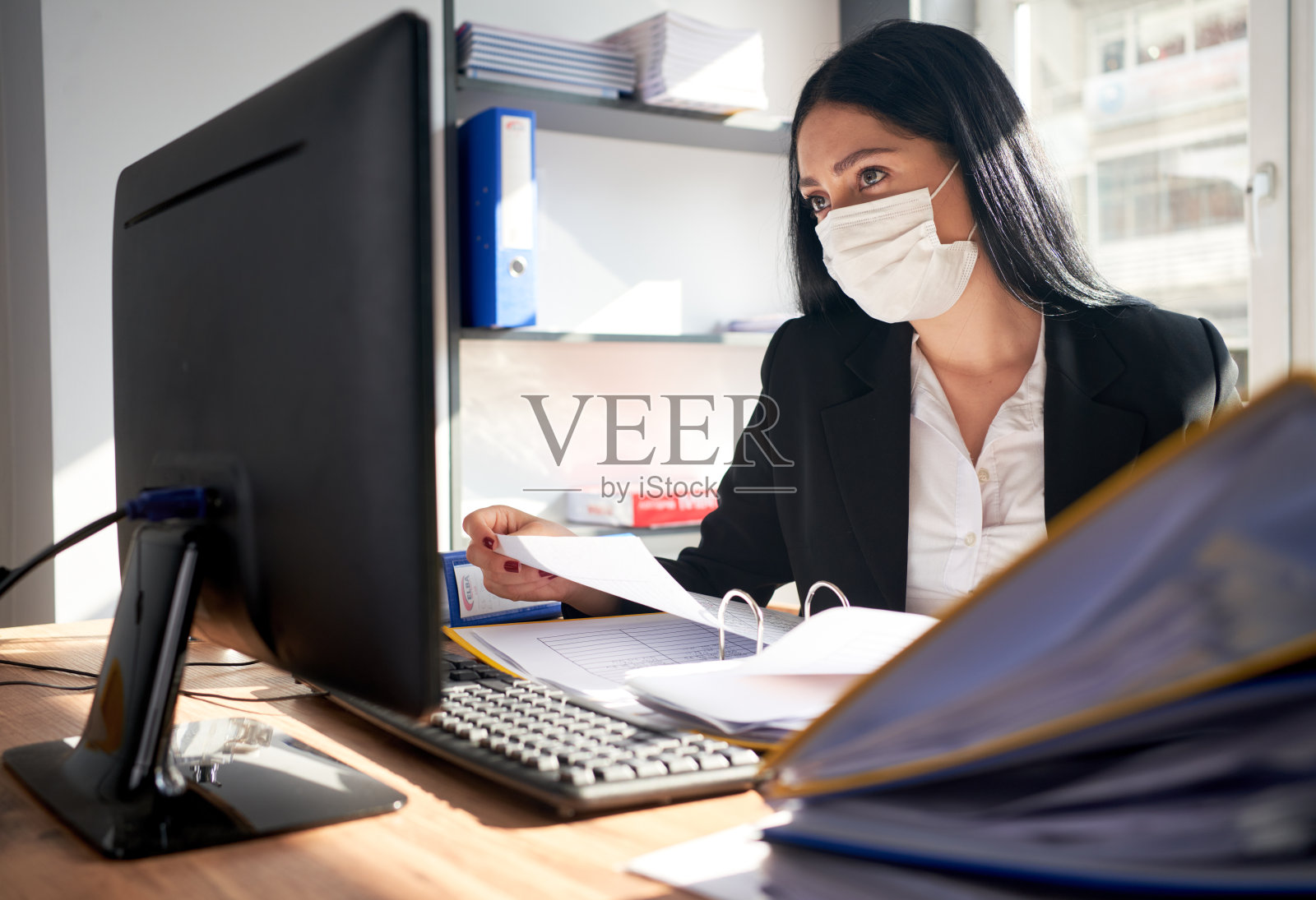 女商人在办公室的办公桌上阅读文件照片摄影图片