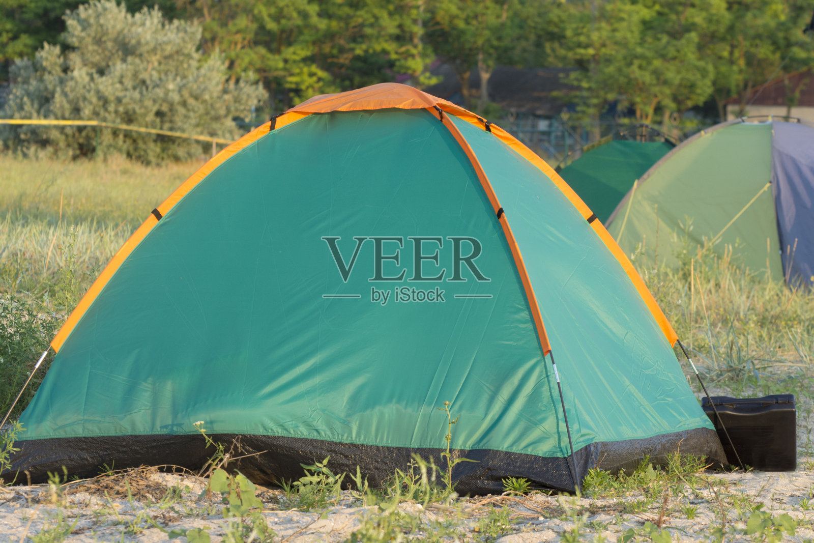 绿色露营帐篷，海边露营。照片摄影图片