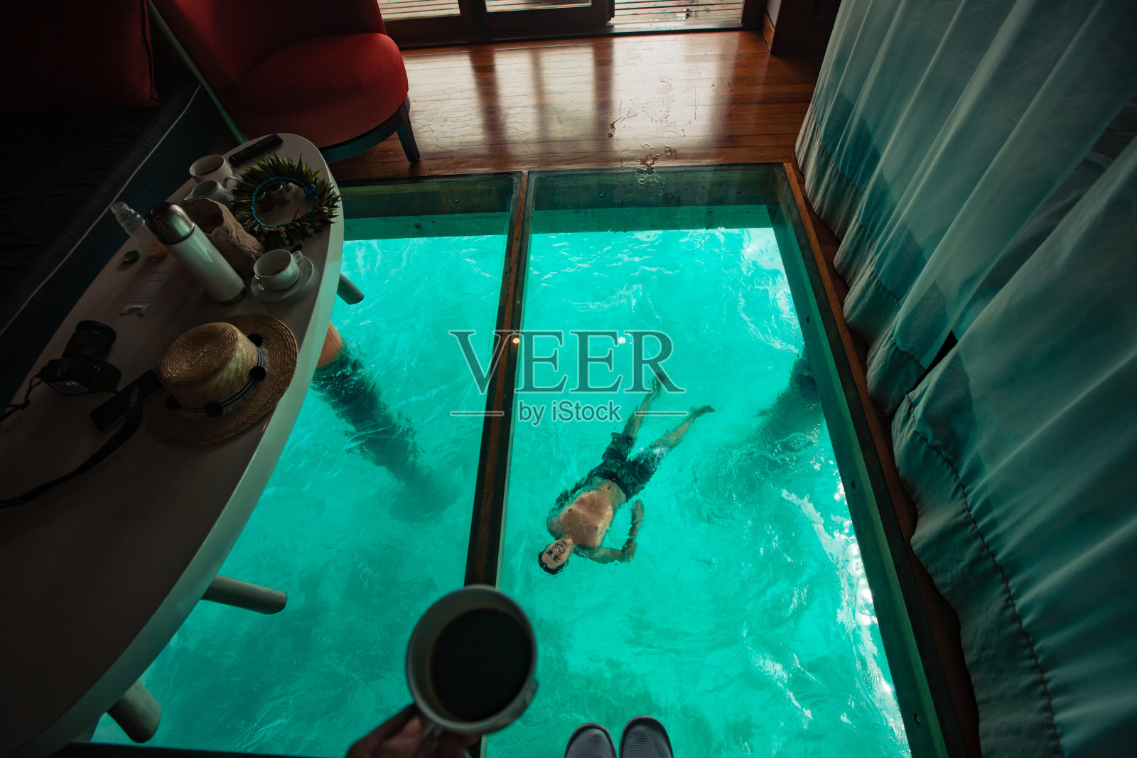 在度假村下面游泳的人照片摄影图片