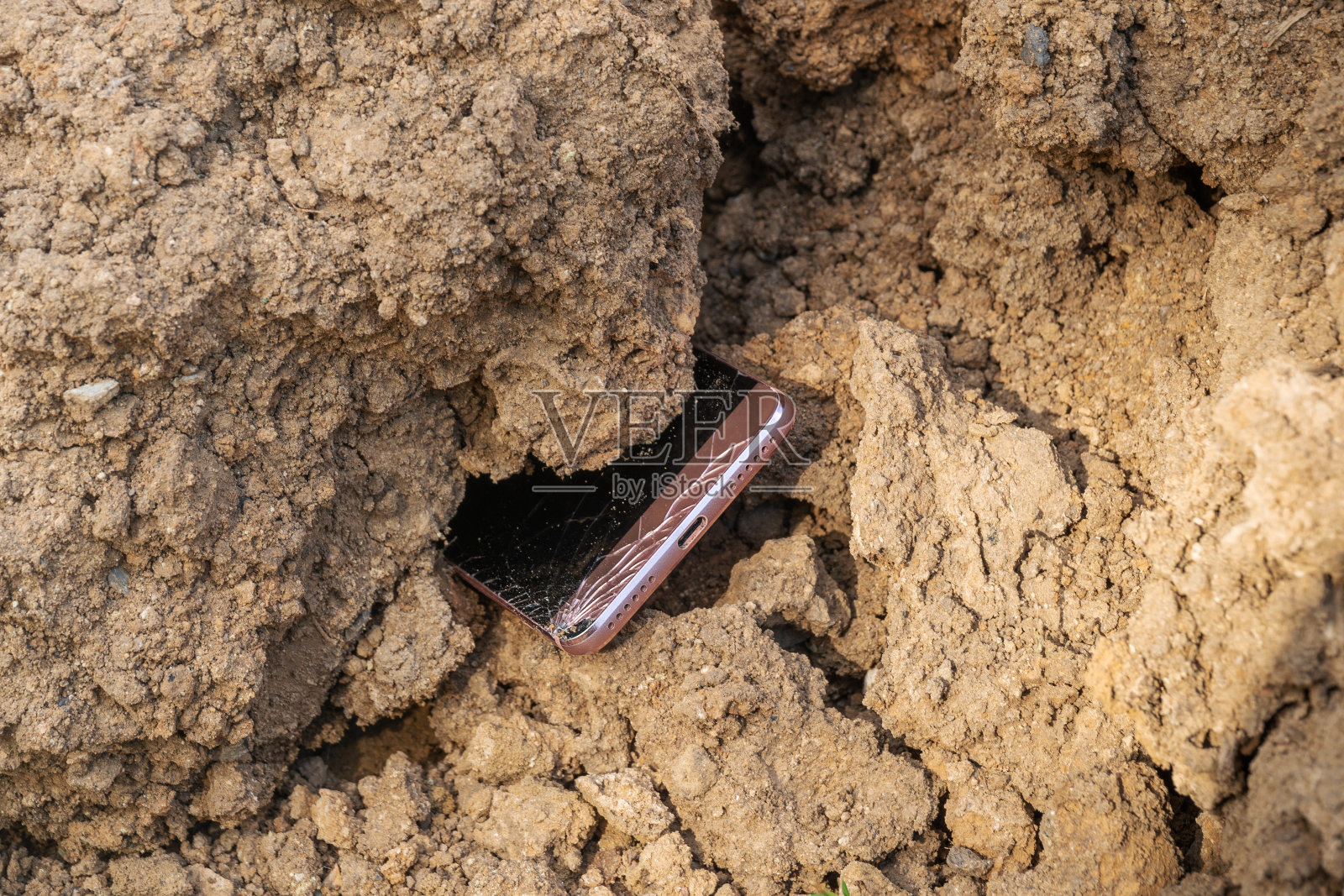 坏掉的手机在地上照片摄影图片