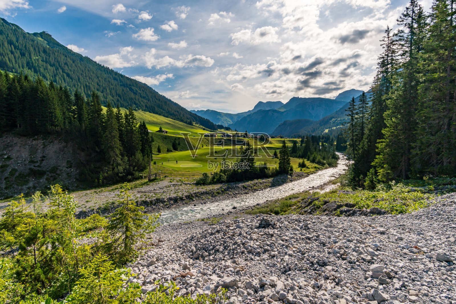 在奥地利佛拉尔伯格的勒夸伦山脉进行美妙的徒步旅行照片摄影图片