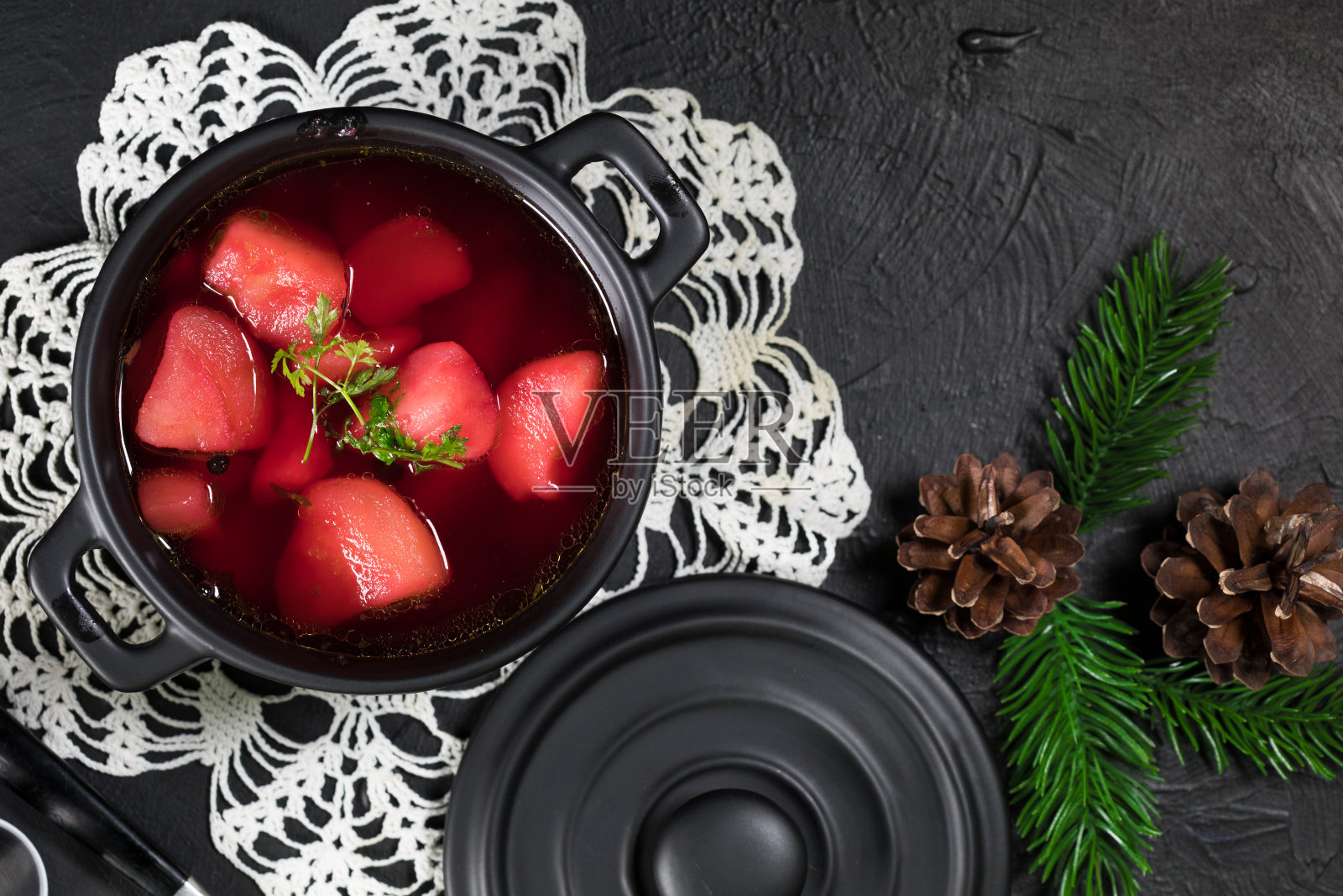 碗里的红色罗宋汤。照片摄影图片