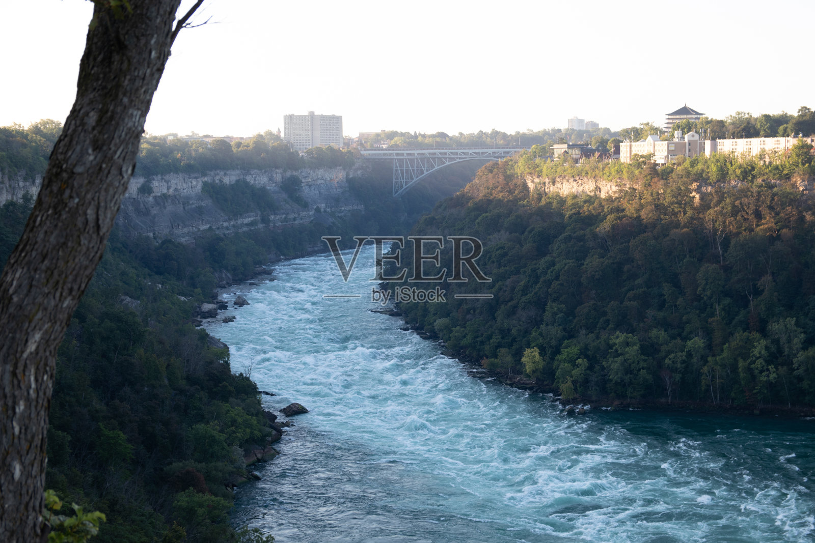碧水蓝天，自然风光优美照片摄影图片